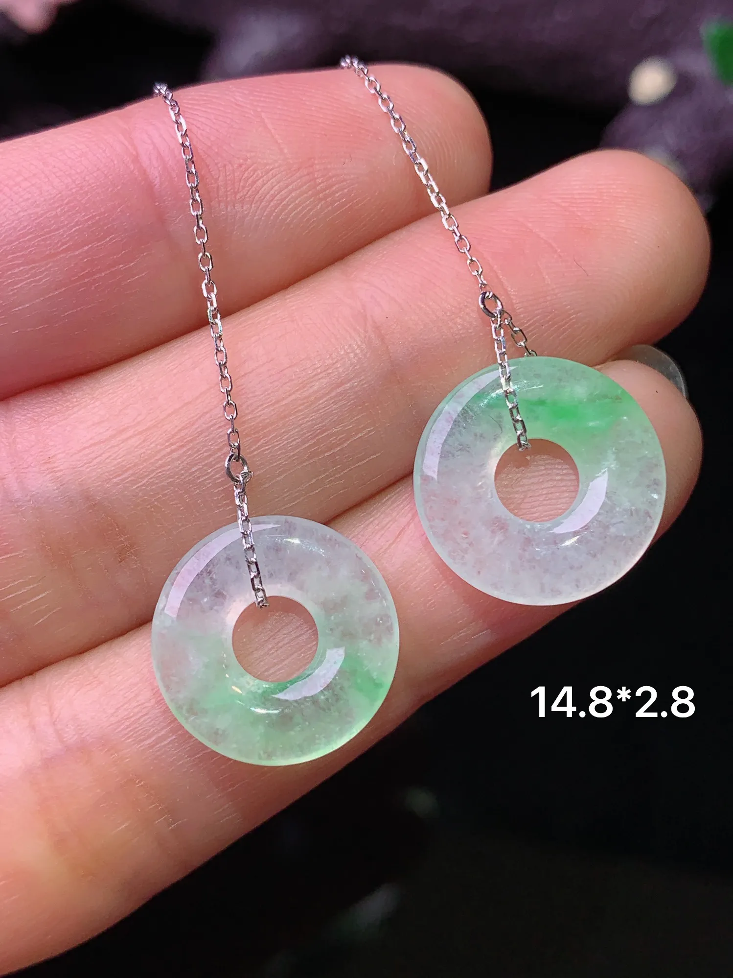 18k金镶嵌飘绿平安环耳坠 玉质细腻 色泽清新艳丽 整体尺寸14.8*2.8