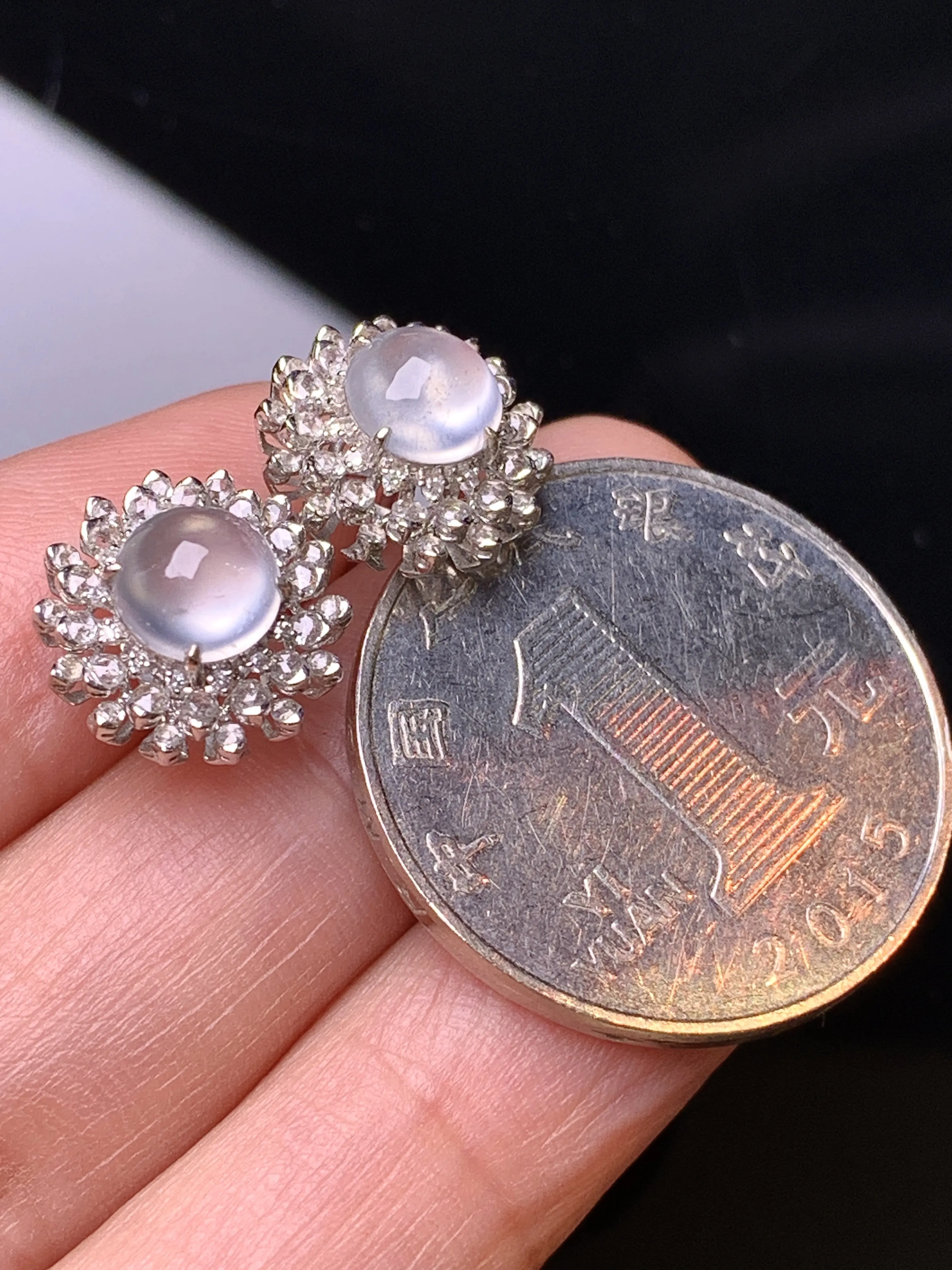 18k金钻镶嵌冰种蛋面耳钉 玉质细腻 色泽清新艳丽 整体尺寸12*7.8