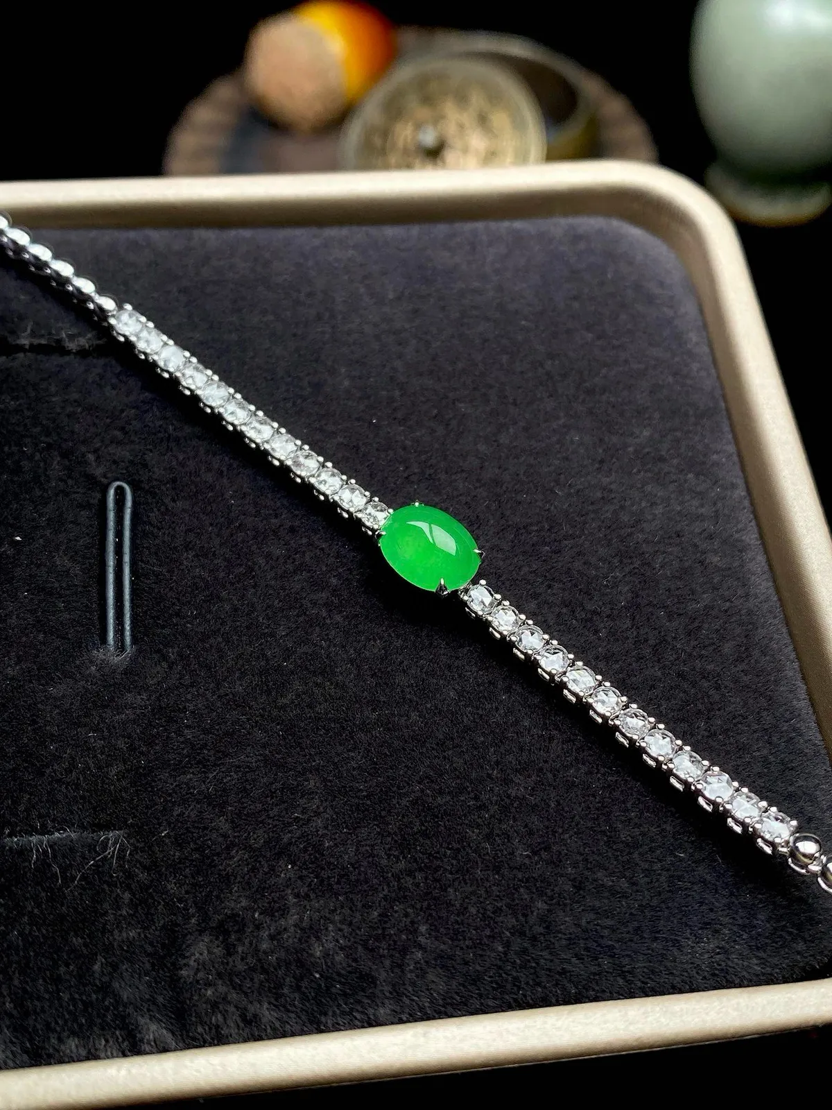 【冰种满绿蛋面手链】质地细腻，饱满圆润，光泽闪耀，流行款，18K金搭配，裸石尺寸8*6.3*3.1毫