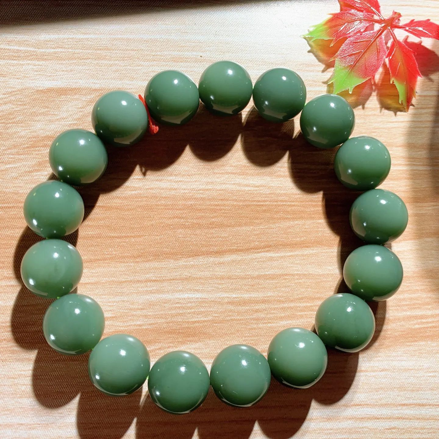 和田玉鸭蛋青俄罗斯碧玉圆珠手串。单颗尺寸12重45.3克，玉质细腻油润 底色纯净 脂粉好，品质好！lt251223