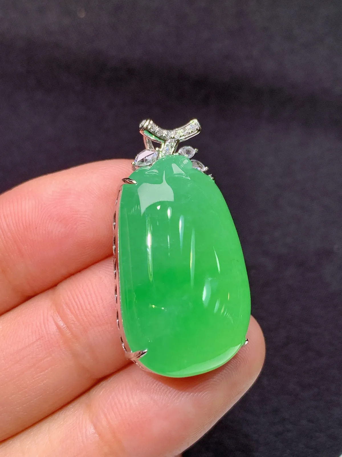 翠绿福瓜吊坠，18k金镶嵌，色泽鲜阳，冰润细腻，种水足，Xj 尺寸31.4*16.5*9.1