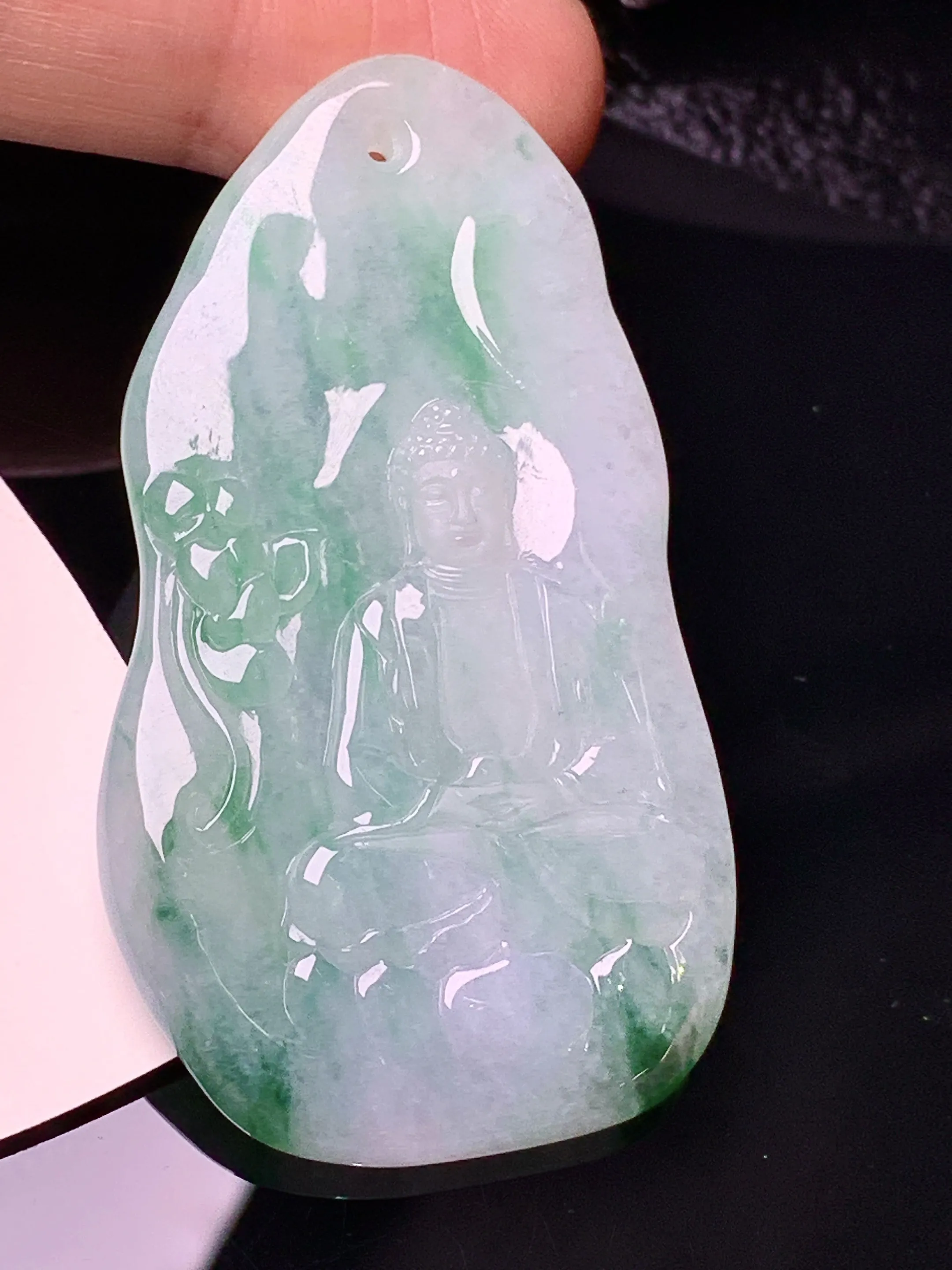 飘绿大日如来佛祖吊坠 玉质细腻 色泽清新艳丽 整体尺寸57*33*5.2