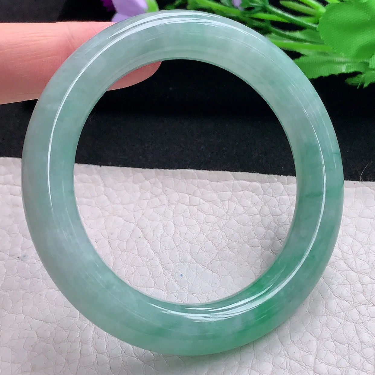 z自然光55**10.8美人镯 缅甸翡翠A货水灵飘绿圆条玉手镯玉手环