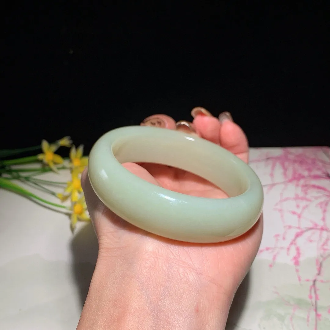 和田玉56.9圈口黄口料宽版手镯，玉质细腻油润 底色纯净 无裂无杂 脂粉好，品质好！