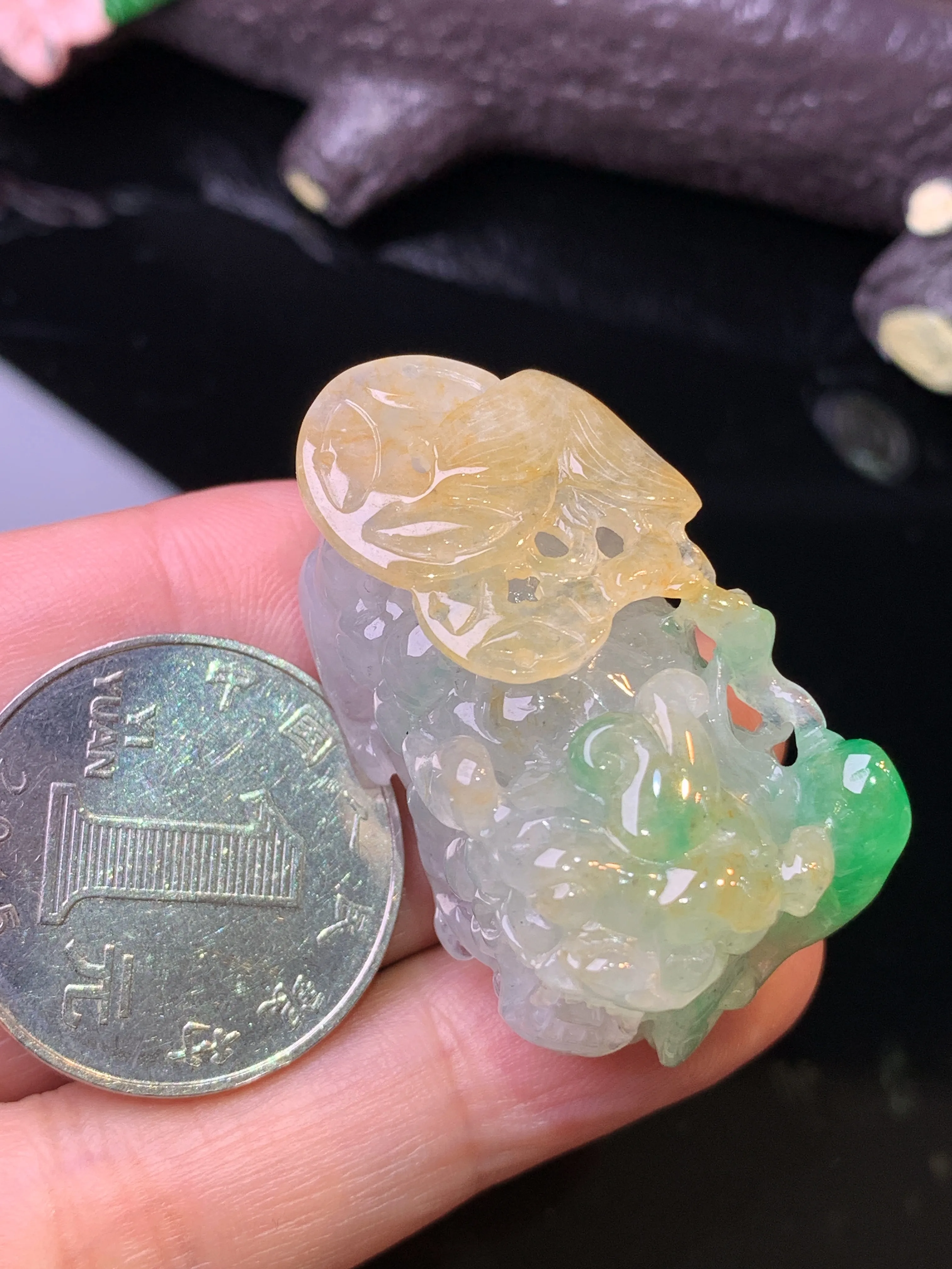 飘黄绿貔貅吊坠 玉质细腻 色泽清新艳丽 整体尺寸38.8*20.3*19.2