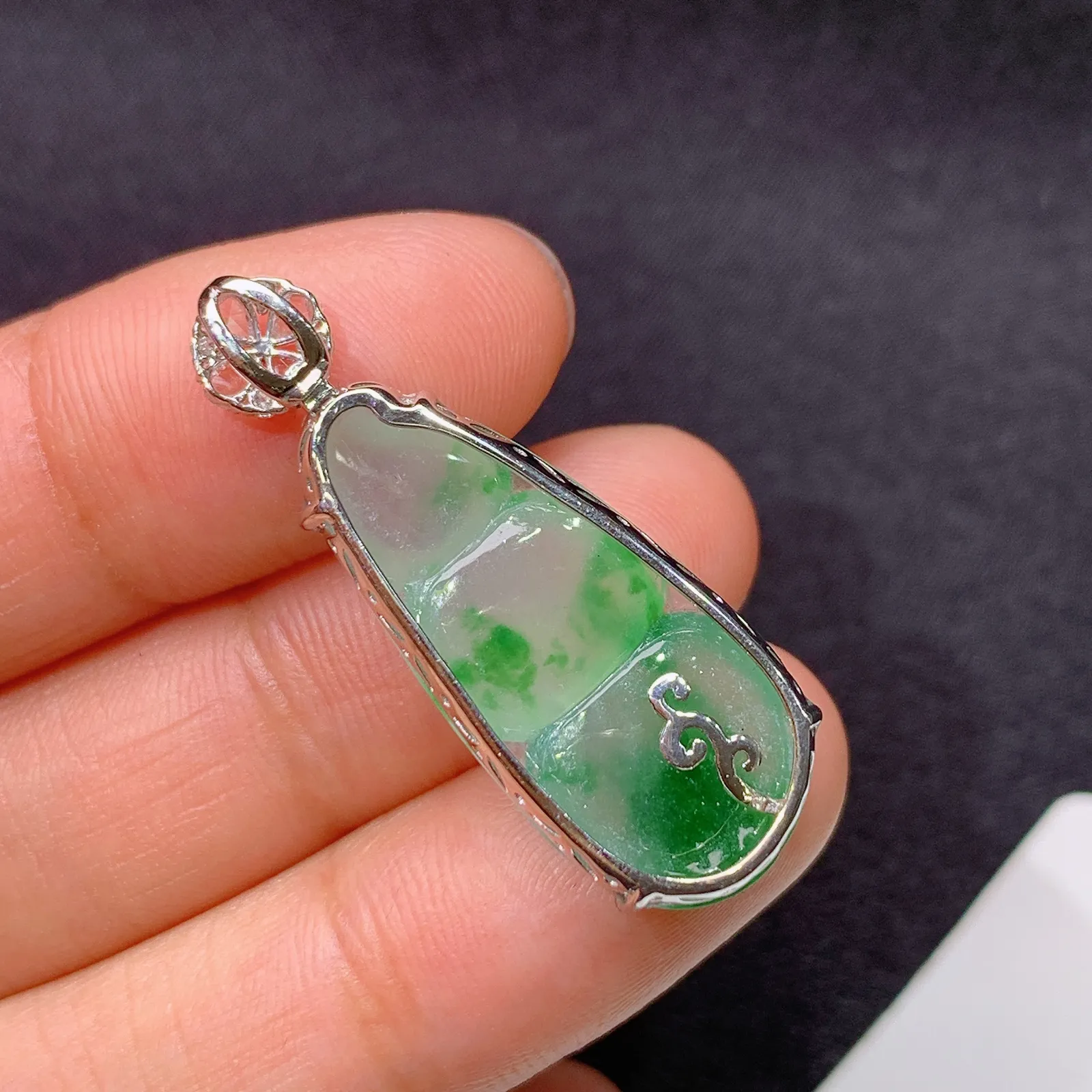 冰飘绿福豆吊坠，18k金镶嵌，冰润饱满，玉质细腻，种水足 尺寸33.7*12*6.6