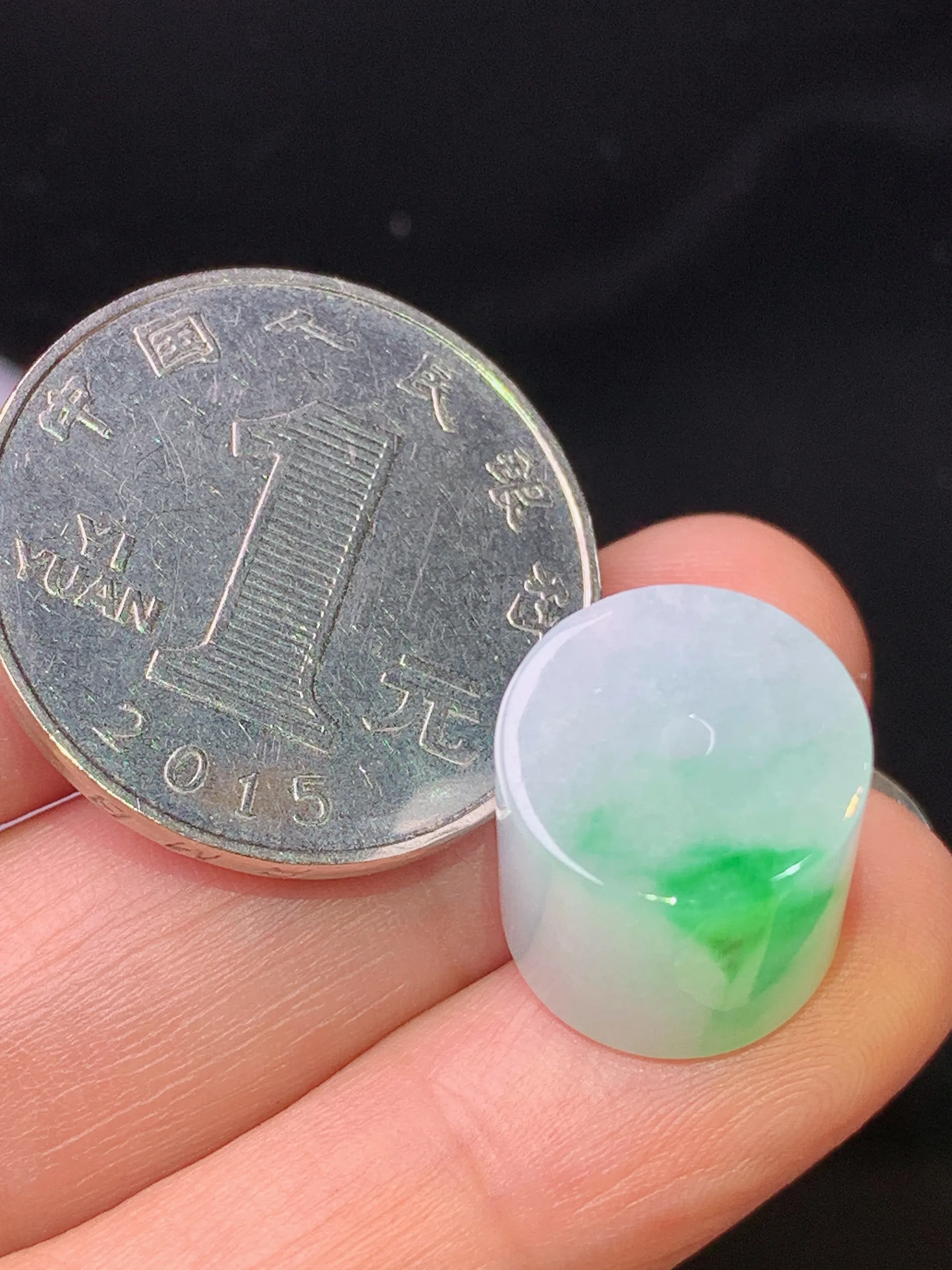 飘绿路路通吊坠 玉质细腻 色泽清新艳丽 整体尺寸13