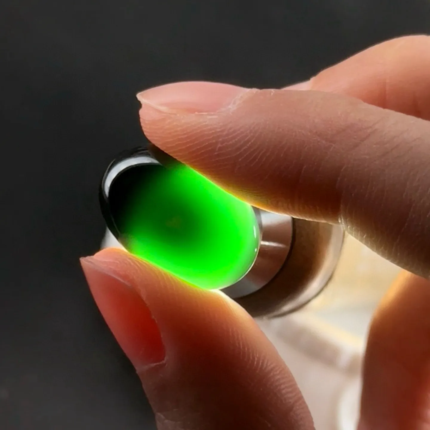 墨翠蛋面裸石 种好色正 黑度极好 打灯通透 油性十足 尺寸19.1