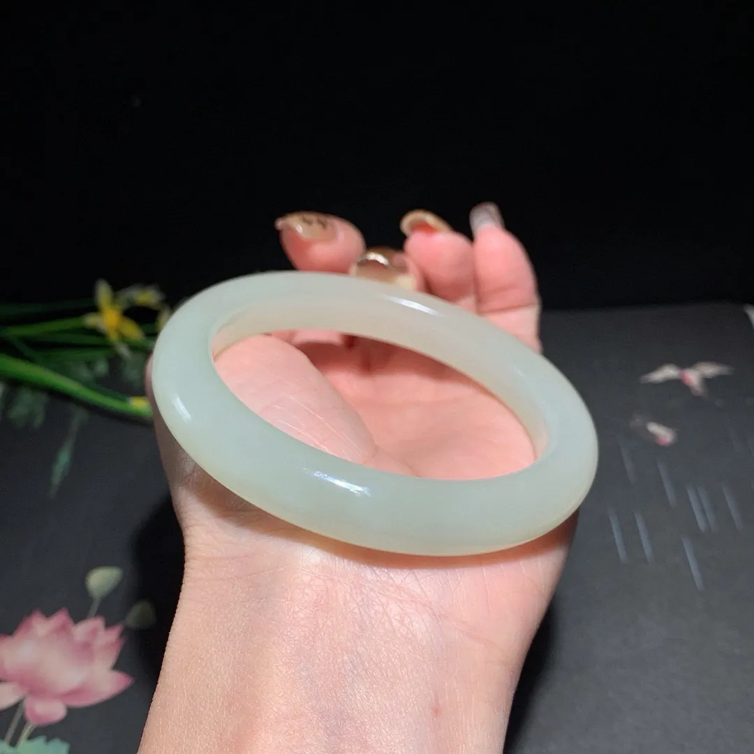 和田玉57.5圈口冰青白手镯！高冰晴水，玉质细腻油润 底色纯净 无裂无杂 脂粉好，品质好！