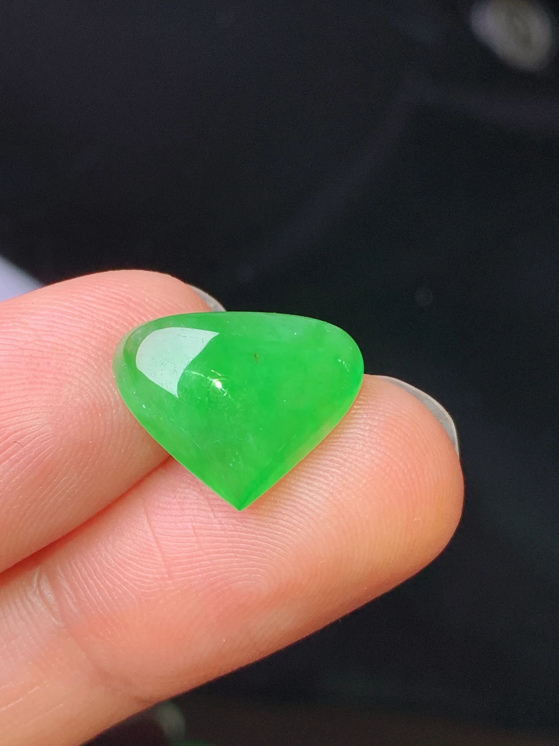 镶嵌款 满绿心形 玉质细腻 色泽清新艳丽 整体尺寸11.5*14*3.2