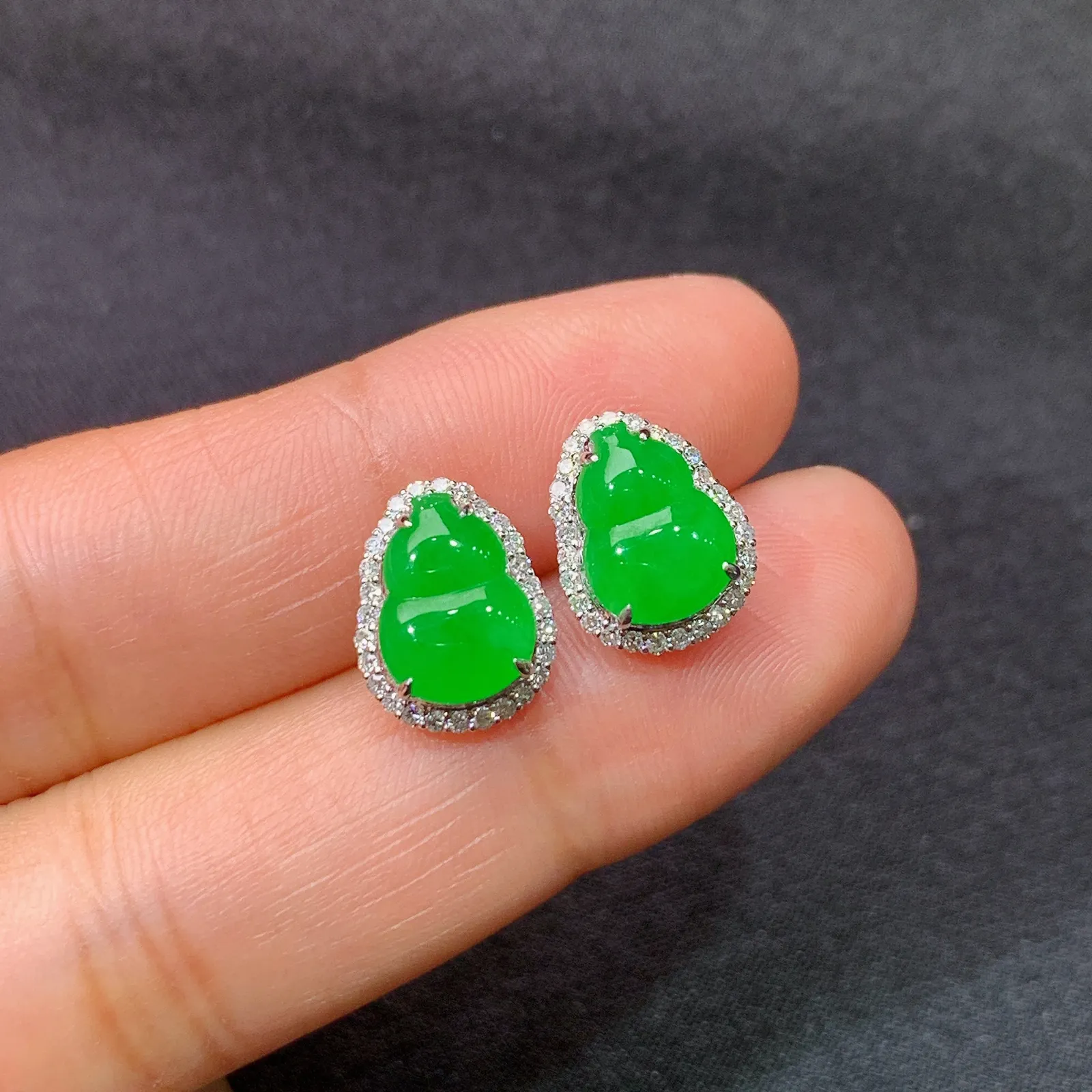 阳绿葫芦耳钉，18k金镶嵌，简约时尚，冰润色阳，种水足，Xj 尺寸9*6.5*2