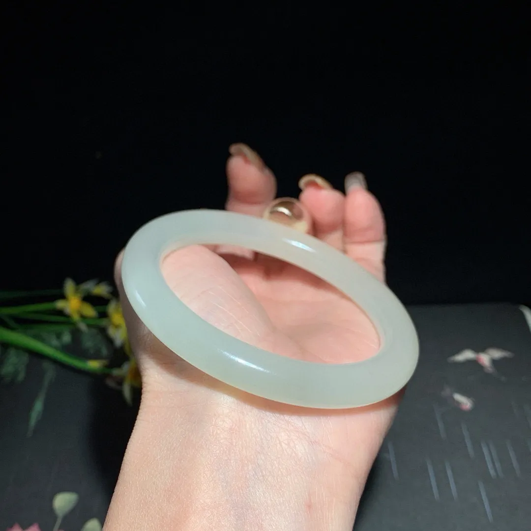 冰白，和田玉58圈口冰白圆条手镯！晴水色！玉质细腻油润 底色纯净 无裂无杂 脂粉好，品质好！