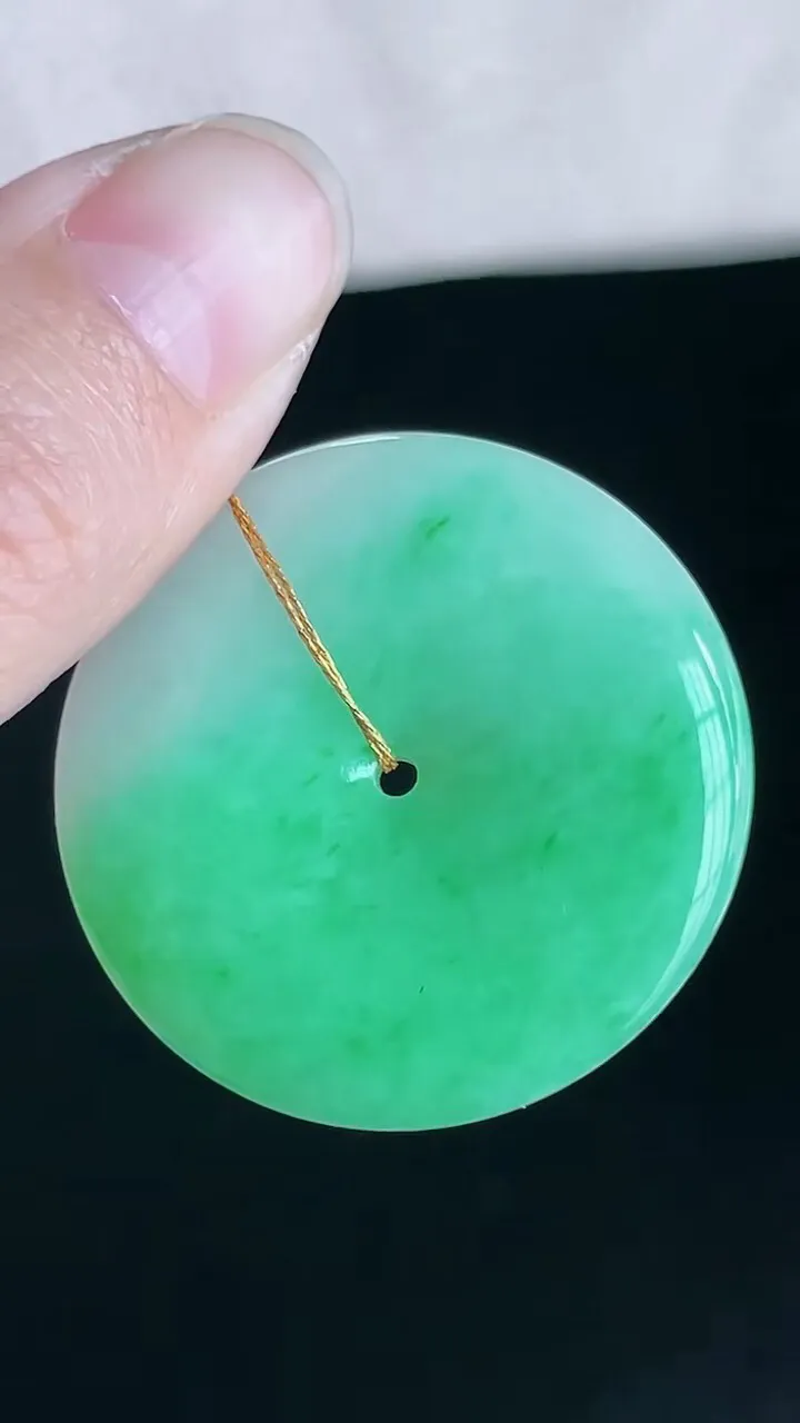 【翡翠名称】老坑种飘绿大平安扣翡翠吊坠
【翡翠尺寸】直径厚度33/5.7mm
【翡翠描述】宝贝种老水足，玉质细腻，色泽靓丽，性价比高，佩戴效果好！
【其它赠送】权威证书/精美挂绳盒子/支持全国复检