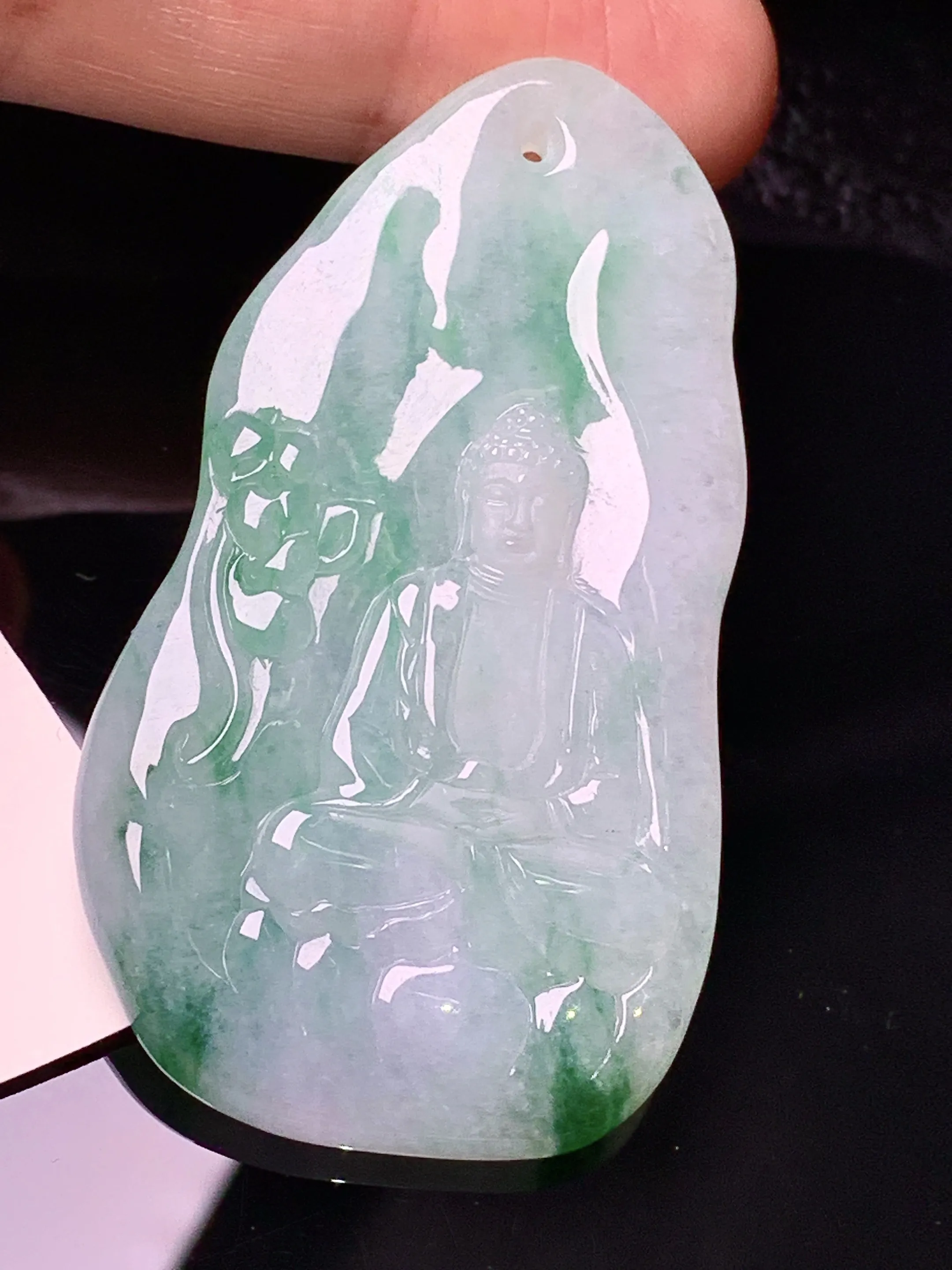 飘绿大日如来佛祖吊坠 玉质细腻 色泽清新艳丽 整体尺寸57*33*5.2