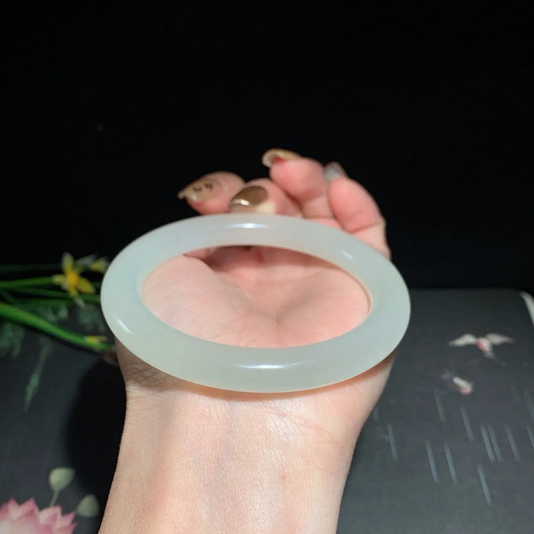 冰白，和田玉58圈口冰白圆条手镯！晴水色！玉质细腻油润 底色纯净 无裂无杂 脂粉好，品质好！