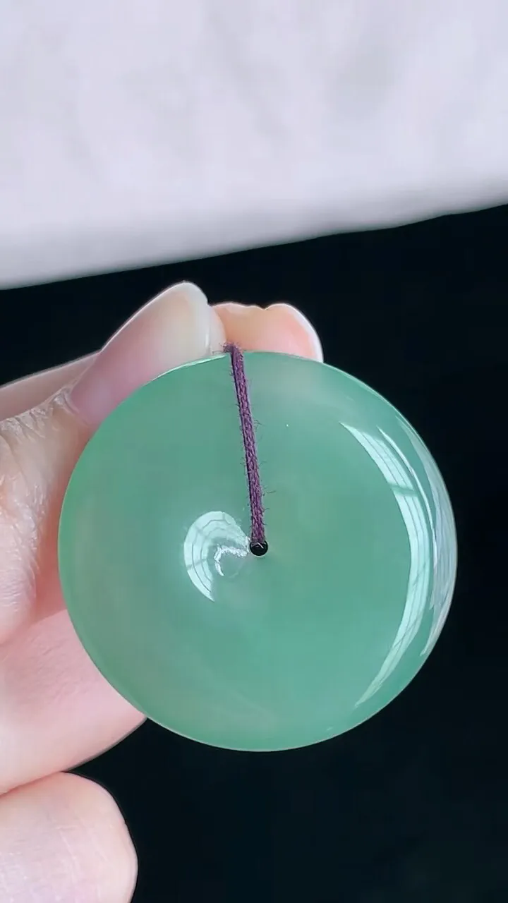 【翡翠名称】老坑种冰晴绿大平安扣吊坠
【翡翠尺寸】直径厚度31.7/5.5mm
【翡翠描述】宝贝种老水足，玉质细腻，色泽靓丽，性价比高，佩戴效果好！
【其它赠送】权威证书/精美挂绳盒子/支持全国复检