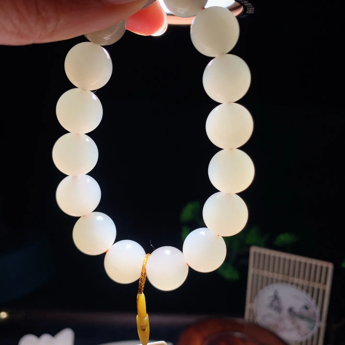 和田玉高冰蜂蜜水手串。单颗尺寸12！玉质细腻油润 底色纯净 脂粉好，品质好！lt251223