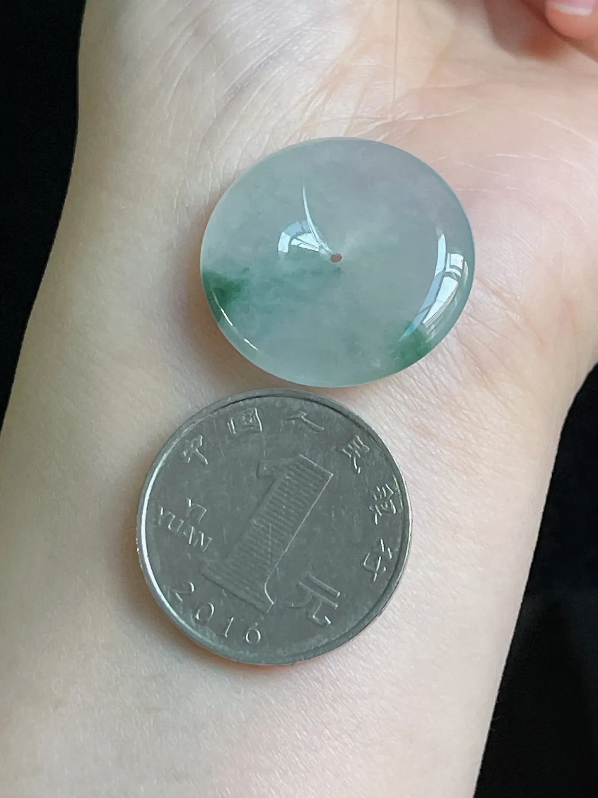 翡翠冰糯种飘绿平安扣