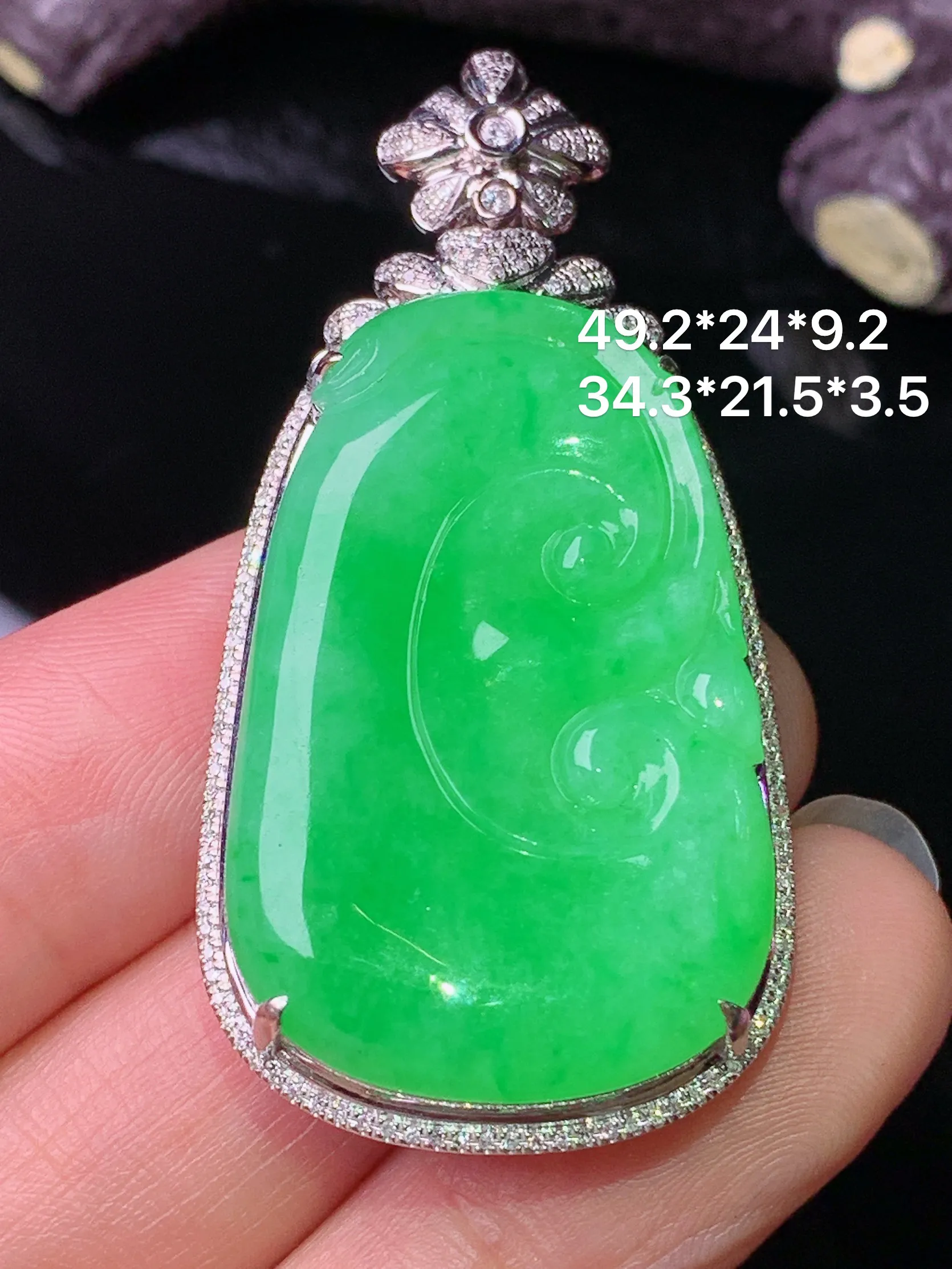 18k金钻镶嵌翠绿如意吊坠 玉质细腻 色泽清新艳丽 整体尺寸49.2*24*9.2