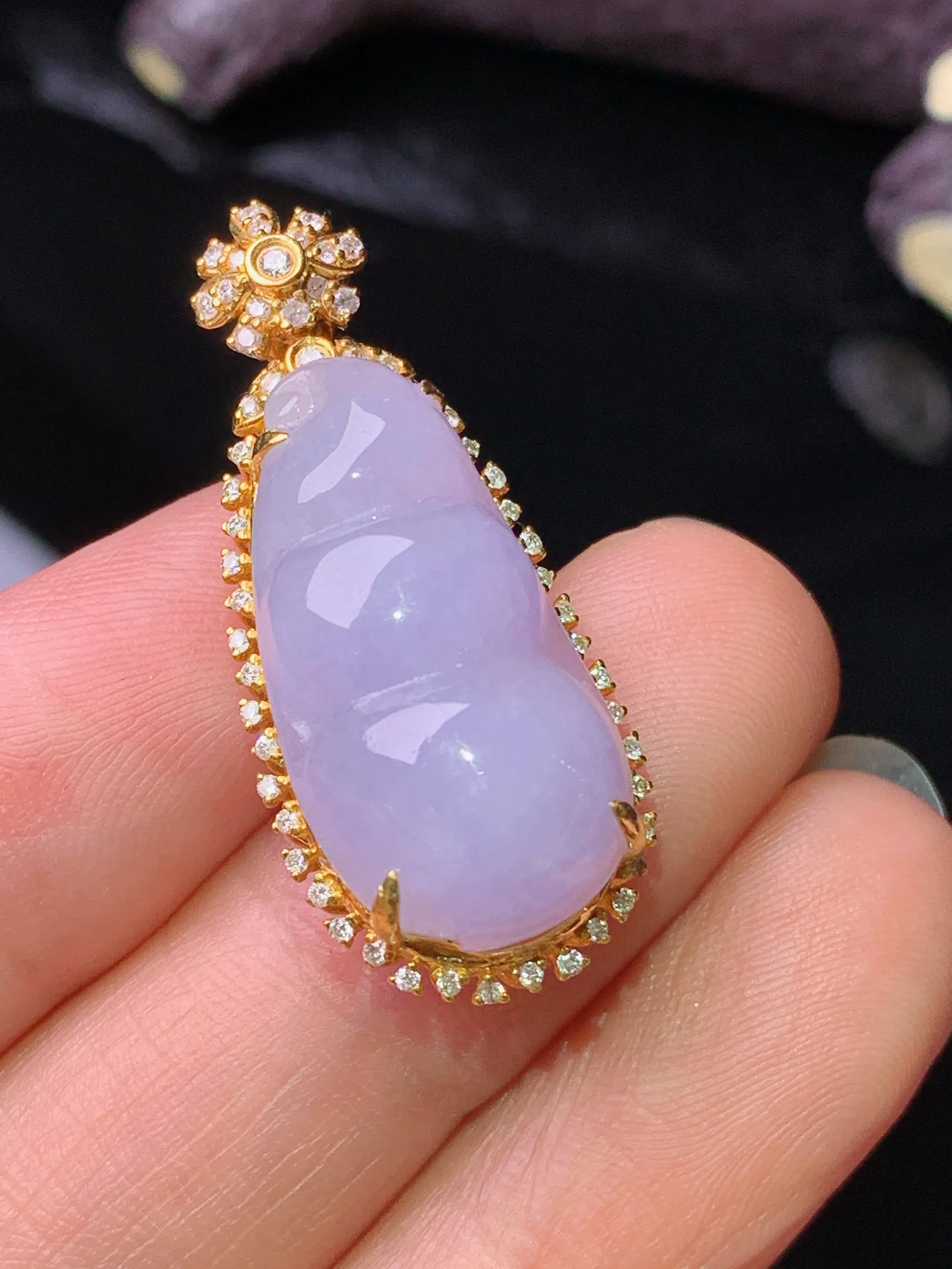 18k金钻镶嵌淡紫罗兰四季豆吊坠 玉质细腻 色泽清新艳丽 整体尺寸32.2*13.7*9.8