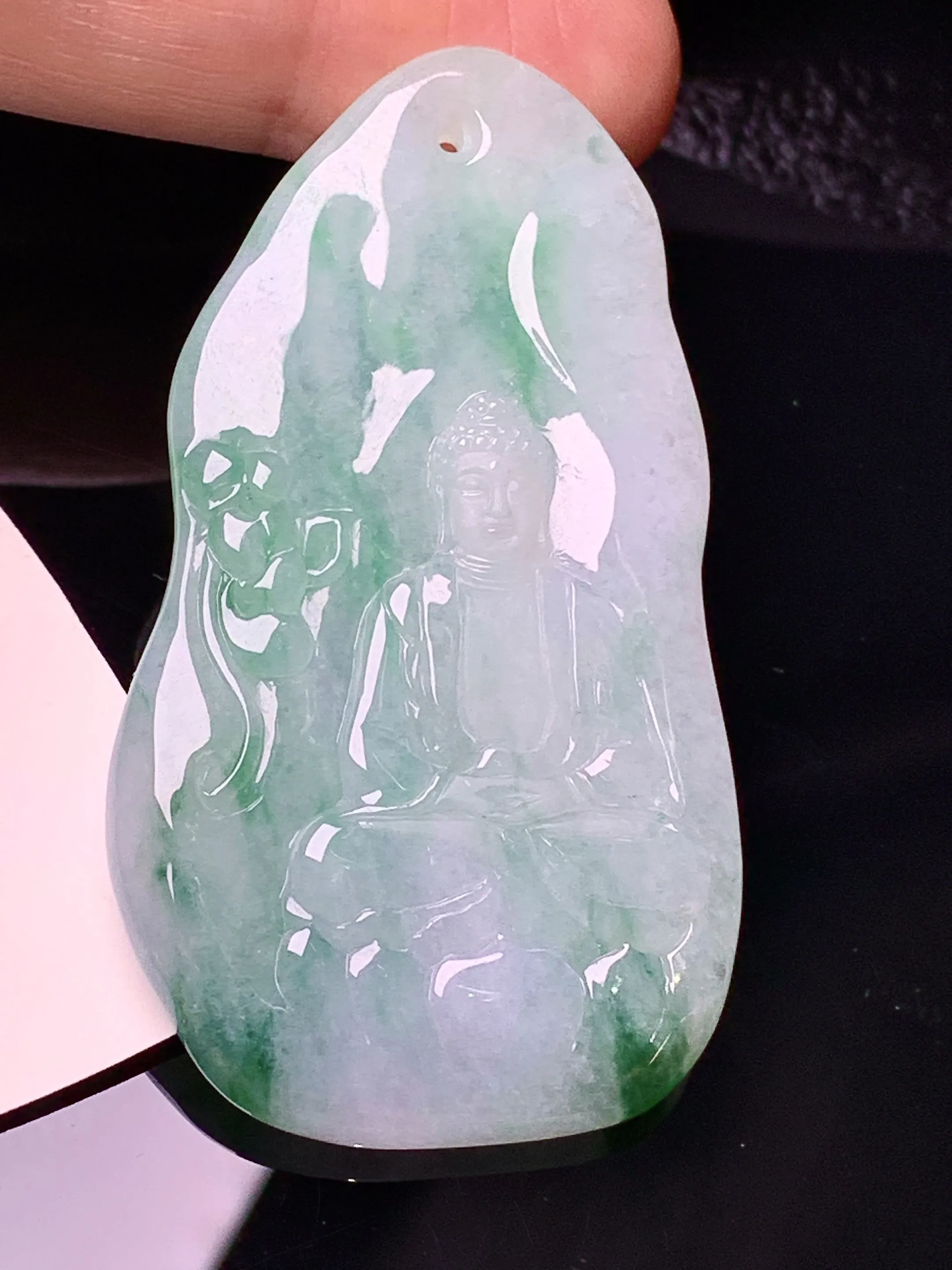 飘绿大日如来佛祖吊坠 玉质细腻 色泽清新艳丽 整体尺寸57*33*5.2