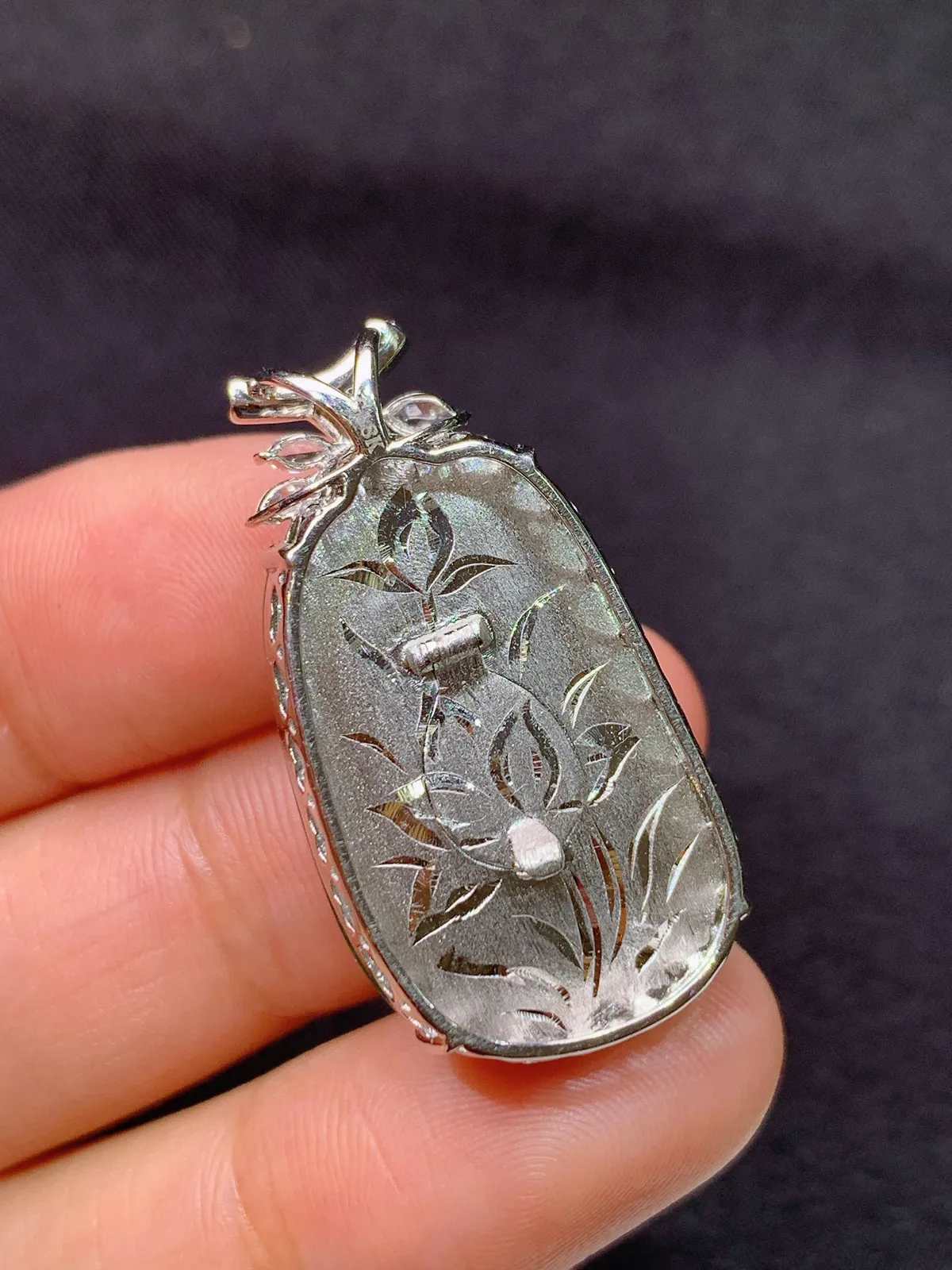 翠绿福瓜吊坠，18k金镶嵌，色泽鲜阳，冰润细腻，种水足，Xj 尺寸31.4*16.5*9.1