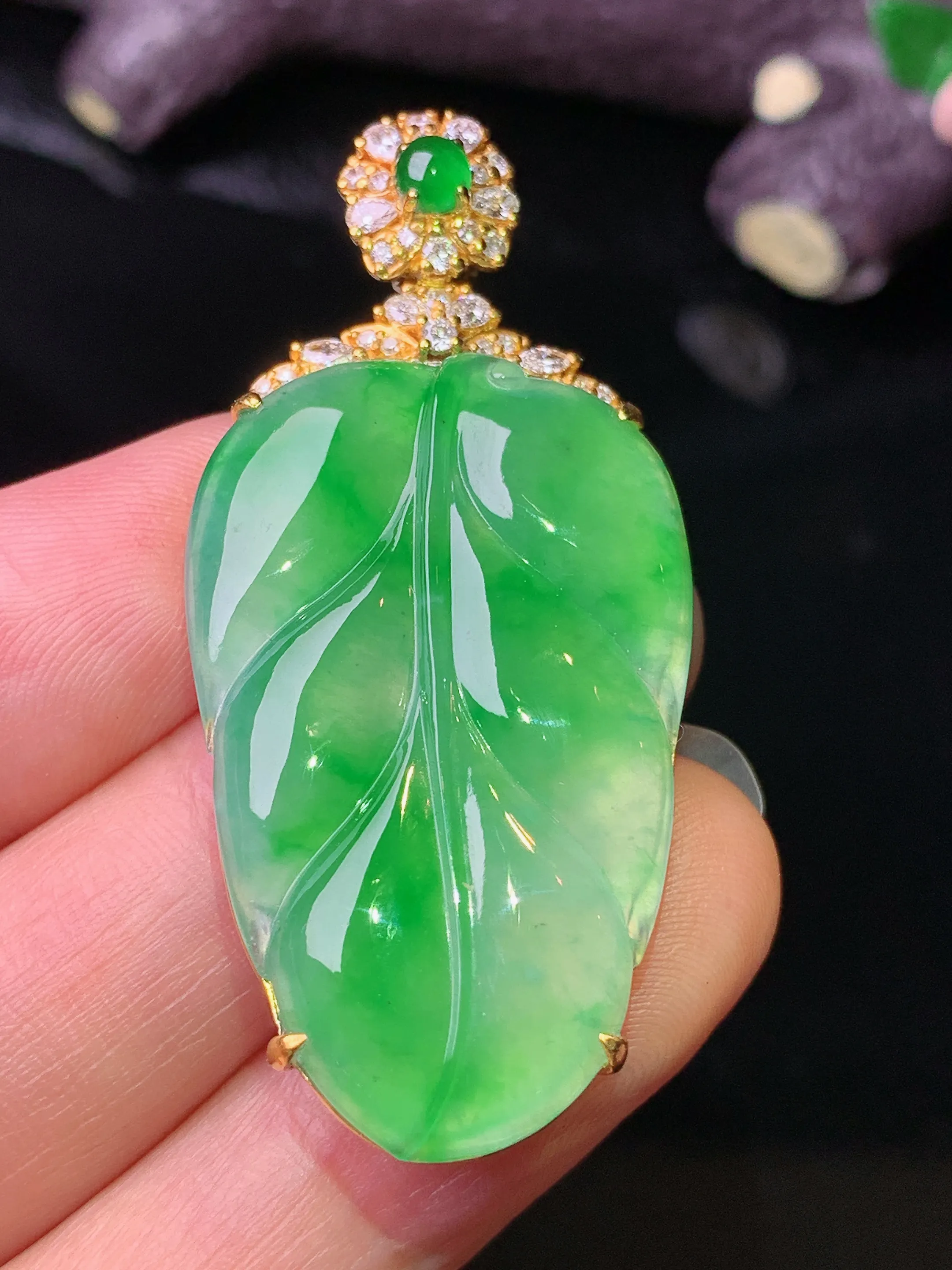 18k金钻镶嵌翠绿树叶吊坠 玉质细腻 色泽清新艳丽 整体尺寸47.3*21.8*6