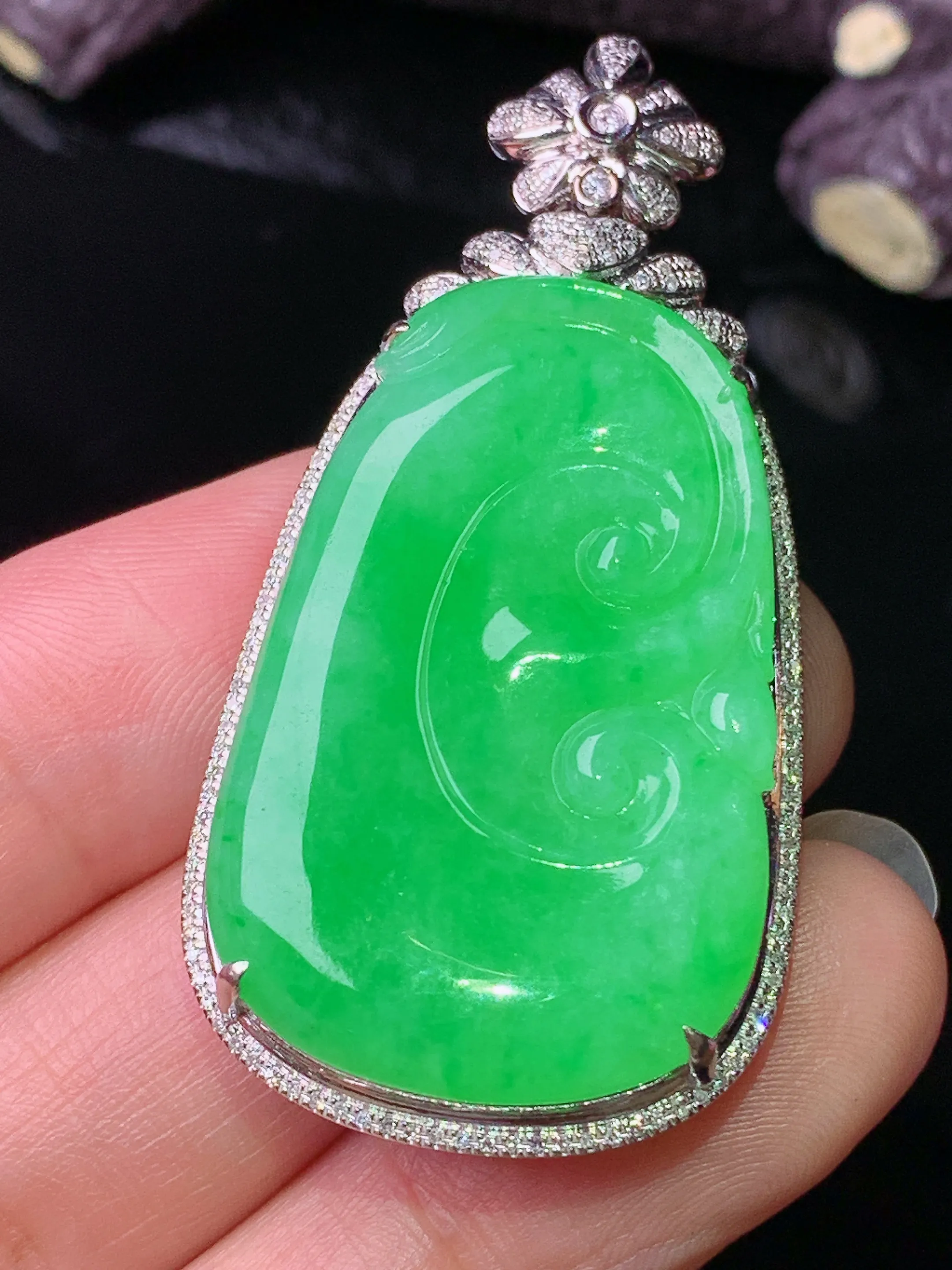 18k金钻镶嵌翠绿如意吊坠 玉质细腻 色泽清新艳丽 整体尺寸49.2*24*9.2