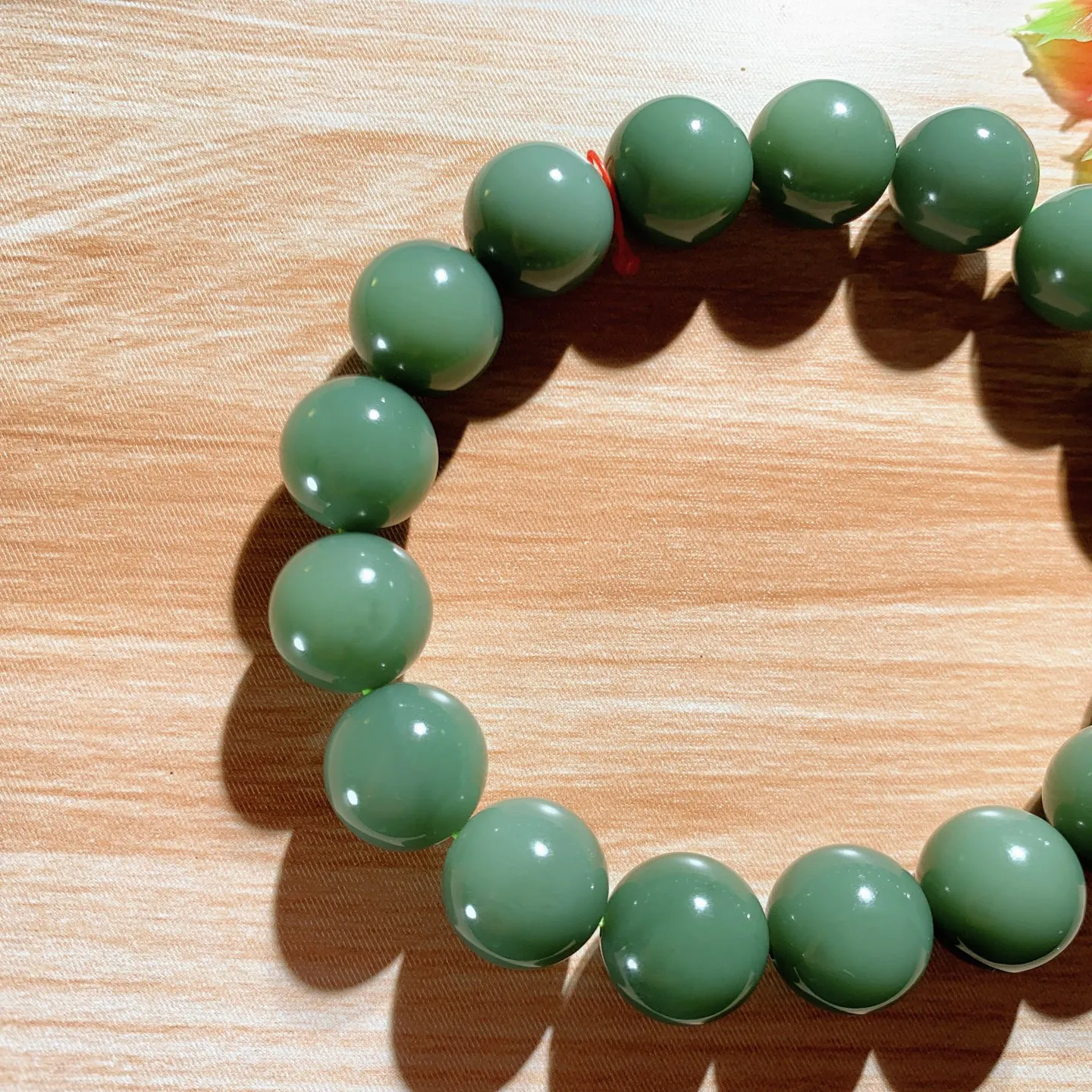 和田玉鸭蛋青俄罗斯碧玉圆珠手串。单颗尺寸12重45.3克，玉质细腻油润 底色纯净 脂粉好，品质好！lt251223