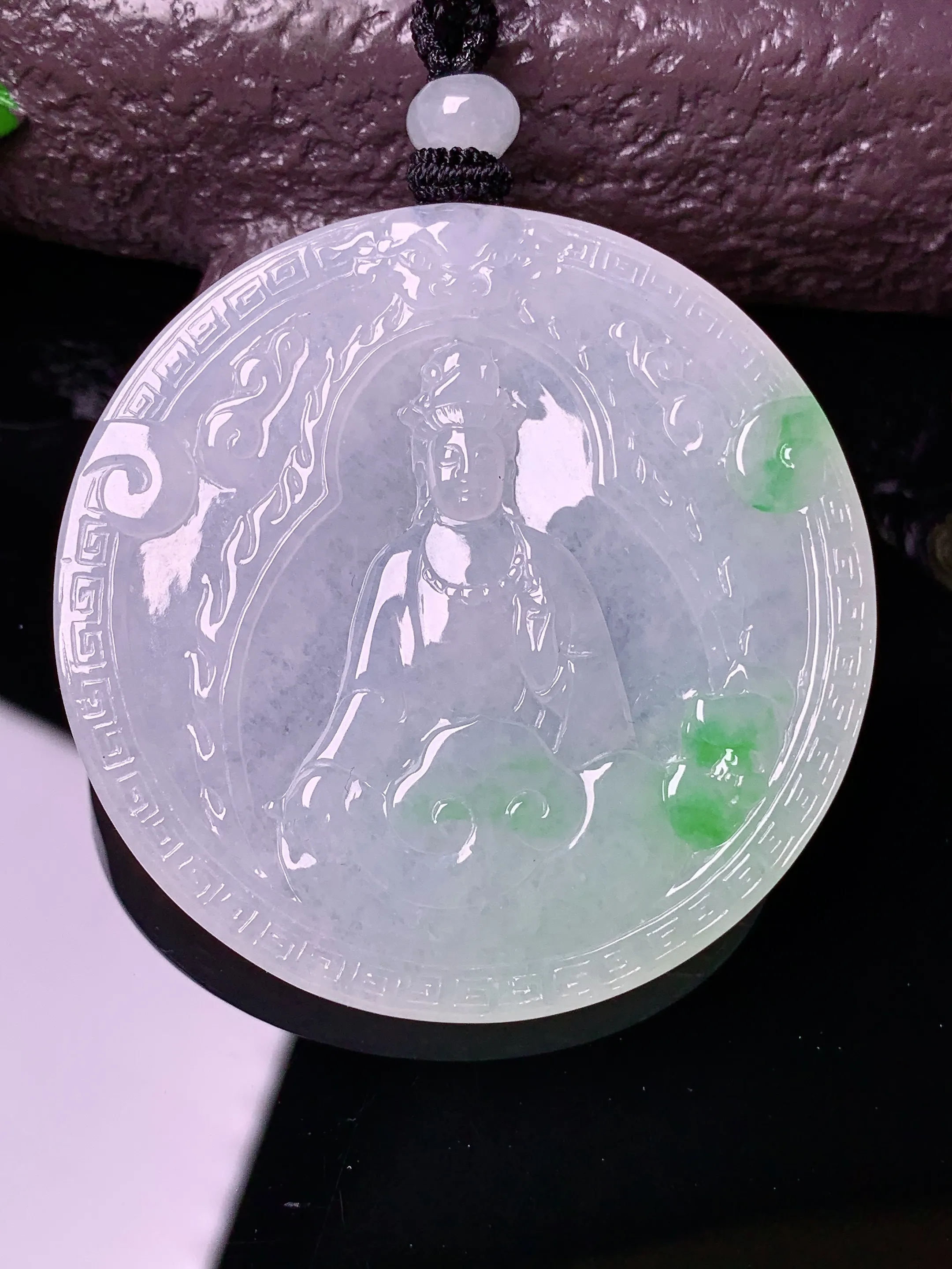 飘绿观音吊坠 玉质细腻 色泽清新艳丽 整体尺寸47.2*5