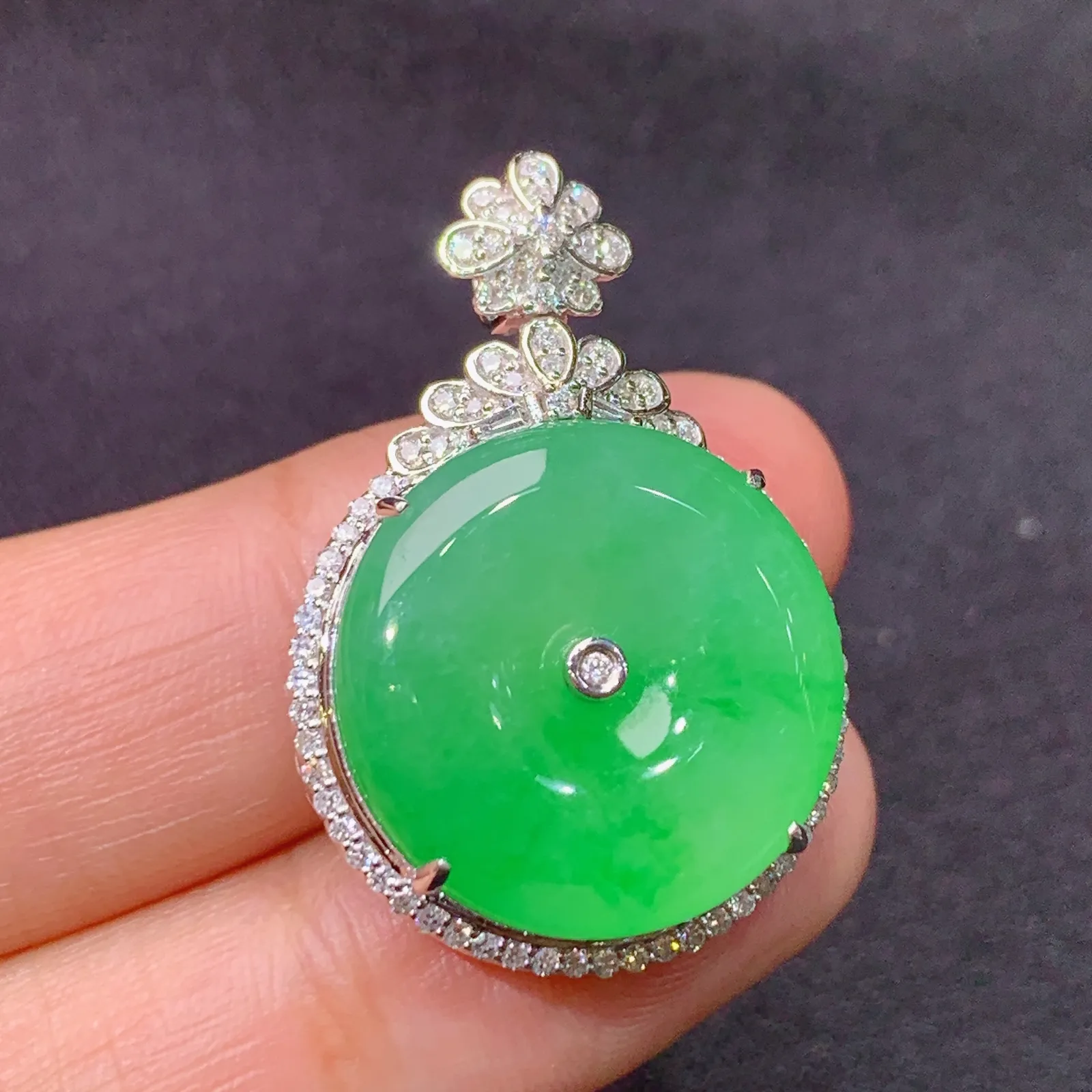 飘绿平安扣吊坠，18k金镶嵌，色泽鲜阳，冰润细腻，种水足，Xj 尺寸30.3*20.8*9