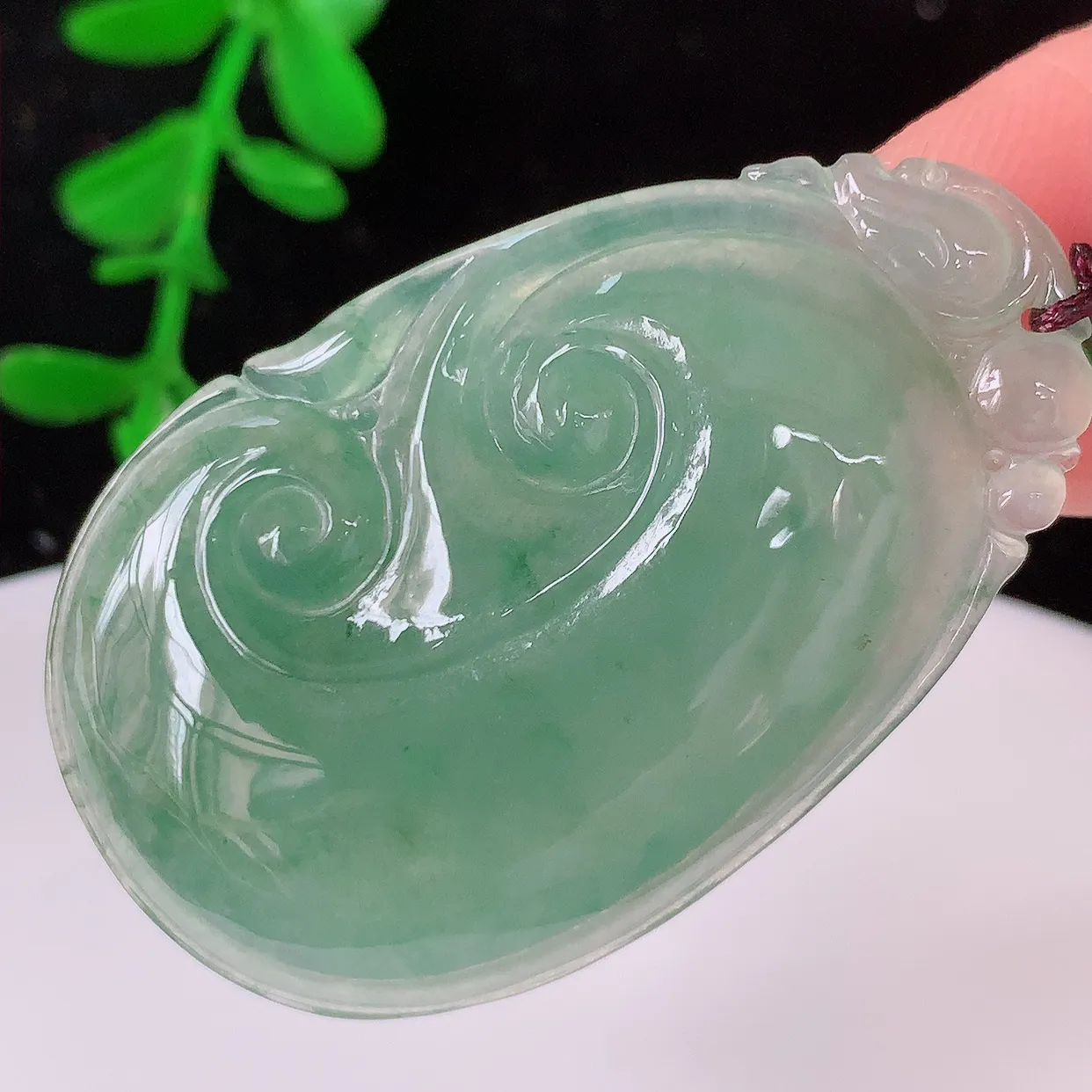 自然光实拍，冰种飘花万事如意翡翠吊坠 ，吉祥如意，莹亮光泽，色泽清爽，寓意好，佩戴上身效果更端庄高贵，#082.2尺寸44.5-27.5*5.5mm