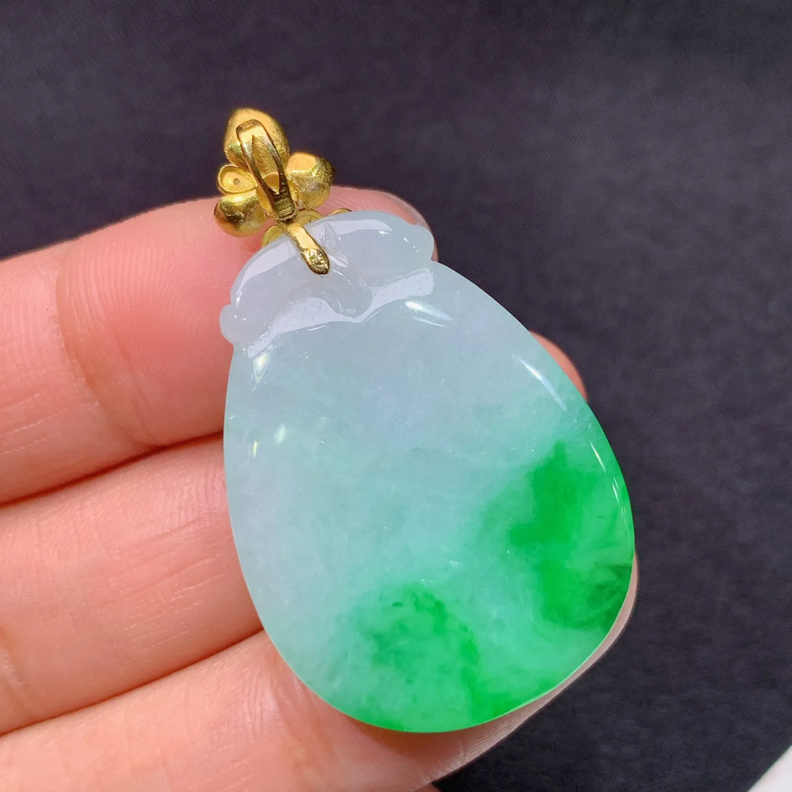 飘绿福瓜吊坠，18k金镶嵌，冰润色阳，玉质细腻，种水足，Xz 尺寸39.1*22.9*5.7
