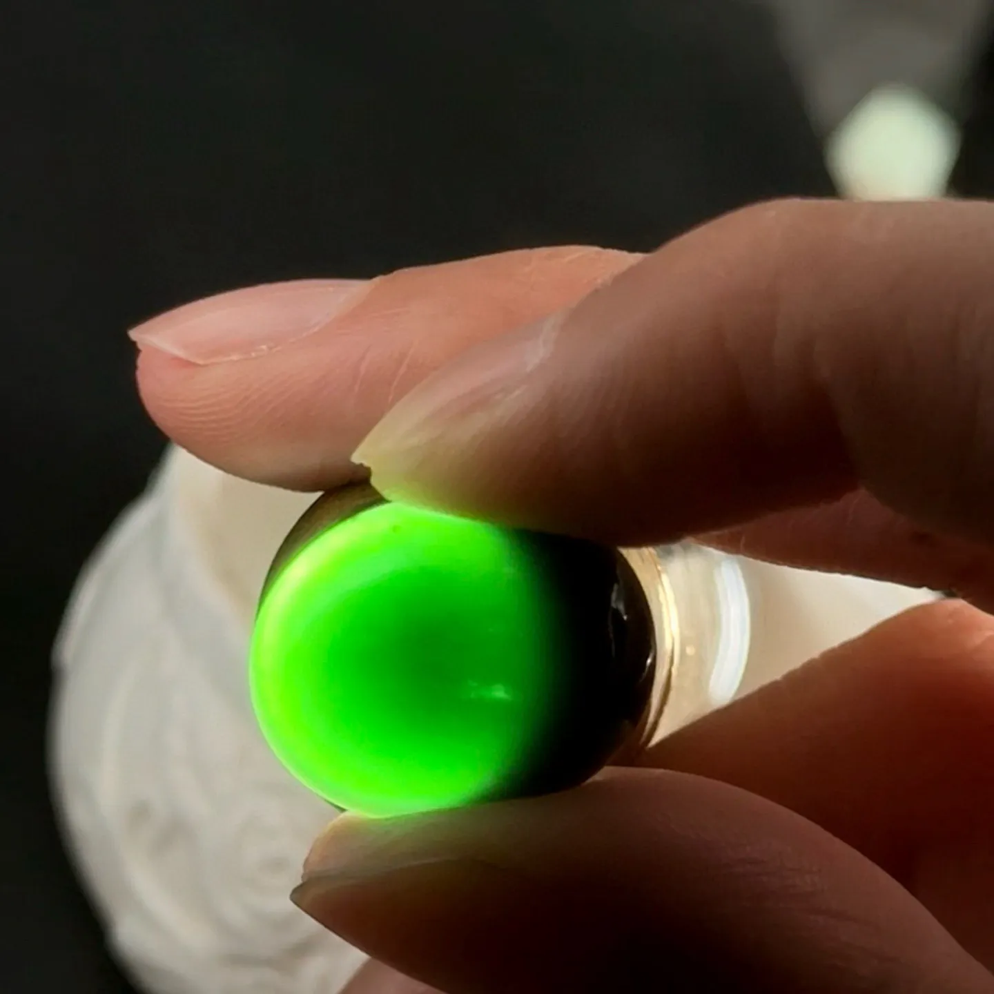 精品墨翠蛋面裸石 种好色正 黑度极好 打灯通透油性十足 尺寸19.2