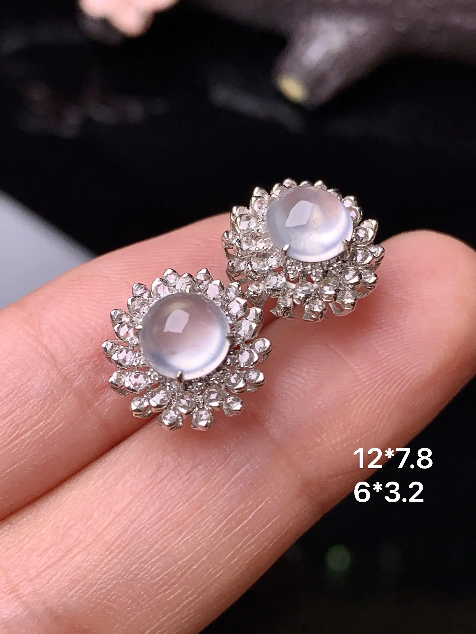 18k金钻镶嵌冰种蛋面耳钉 玉质细腻 色泽清新艳丽 整体尺寸12*7.8