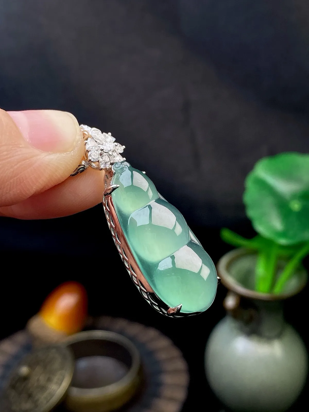 【冰种晴底福豆吊坠】种地上乘，冰感十足，通透起光，饱满圆润，收藏品质，18k金钻镶嵌，裸石尺寸25.