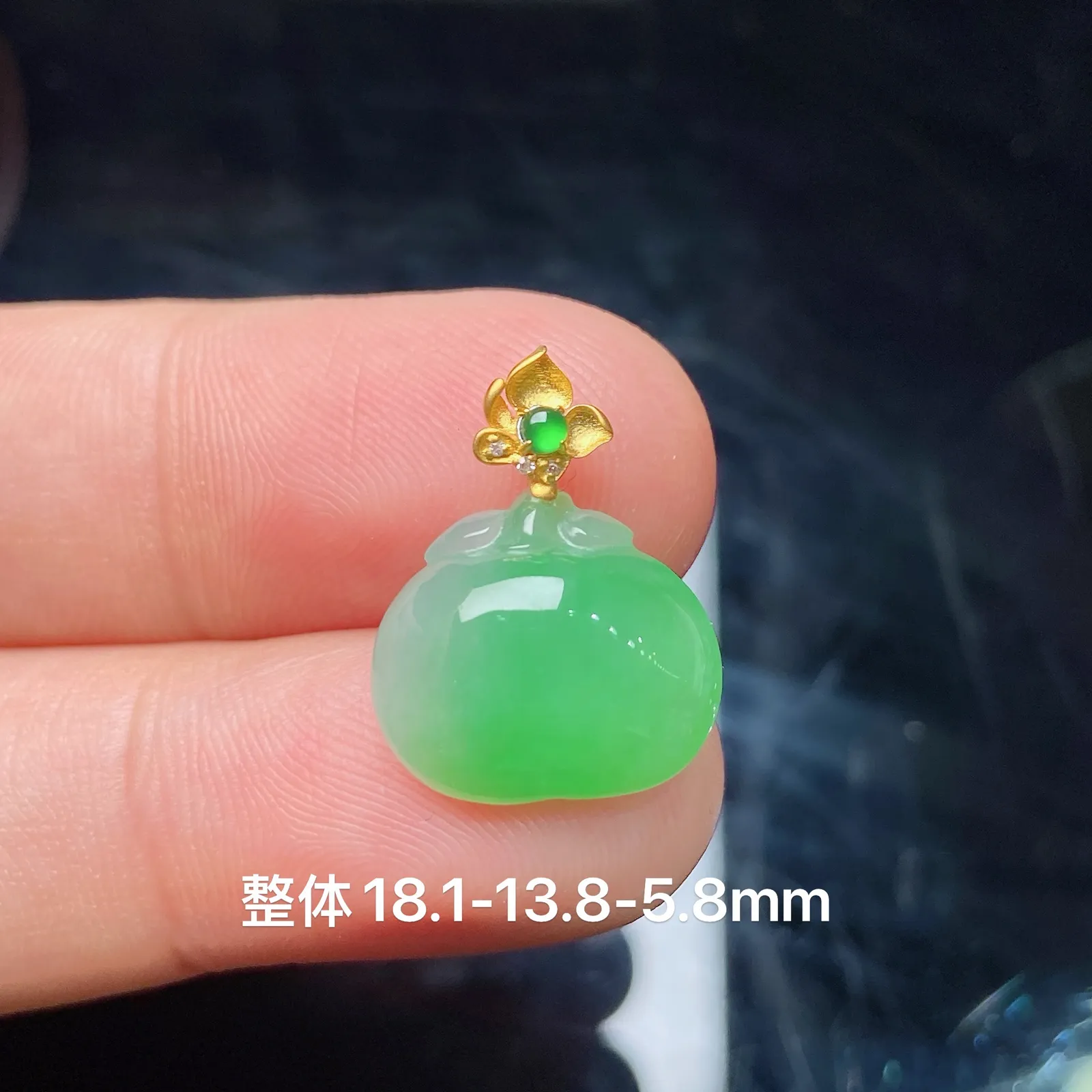 飘绿苹果吊坠，18k金扣头，冰润细腻，色阳，种水足 001 尺寸18.1*13.8*5.8