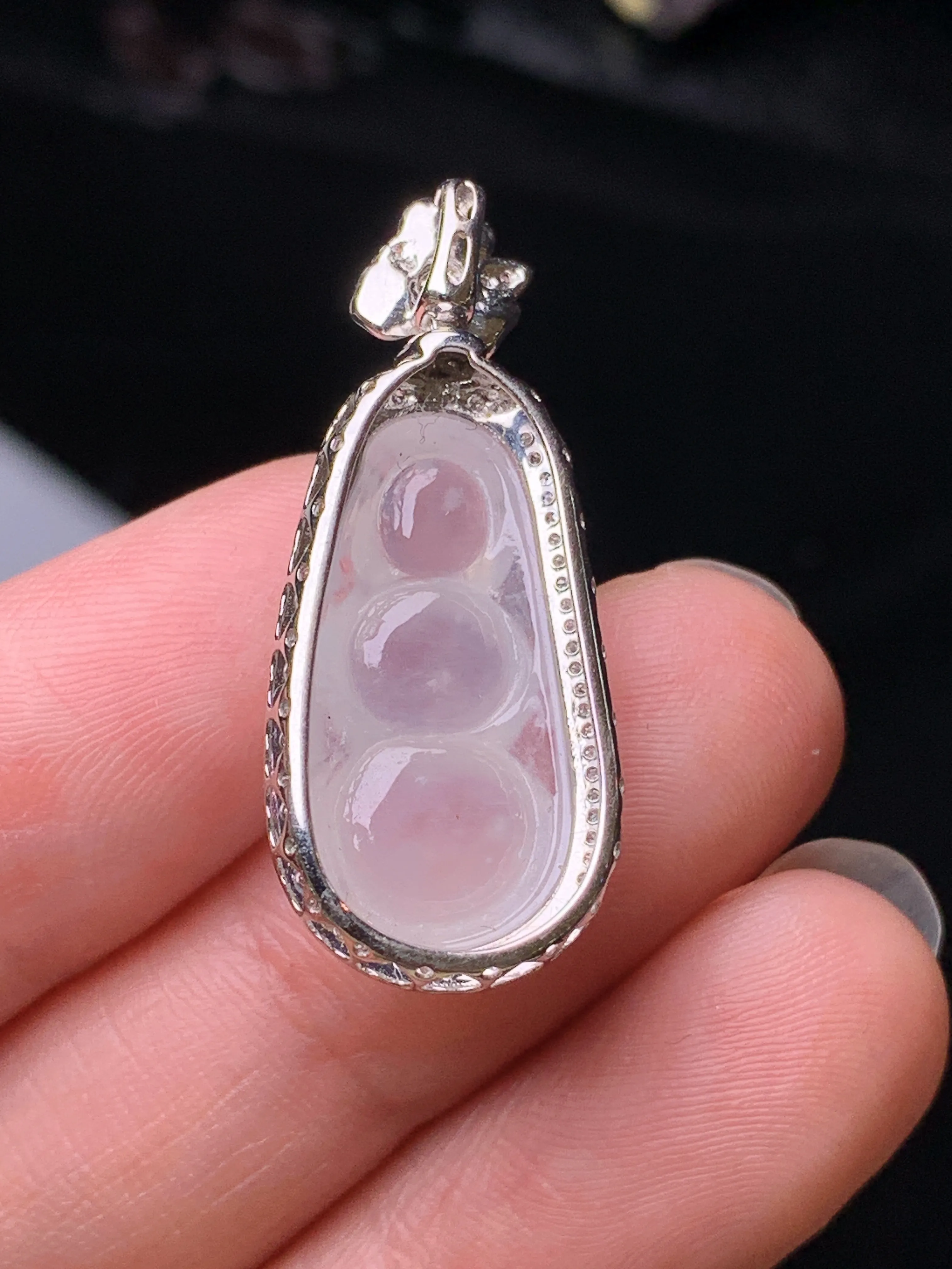 18k金钻镶嵌冰种四季豆吊坠 玉质细腻 色泽清新艳丽 整体尺寸30.6*13*8.6