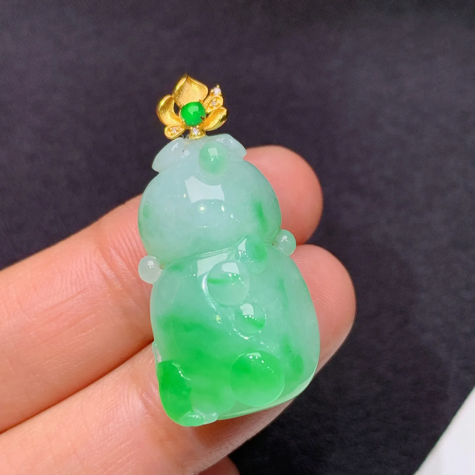 飘绿葫芦吊坠，18k金镶嵌，冰润色阳，玉质细腻，种水足，Xz 尺寸32.7*15.5*10.1