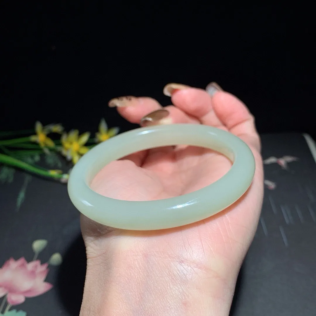 和田玉58圈口清水色手镯！晴水色！玉质细腻油润 底色纯净 无裂无杂 脂粉好，品质好！