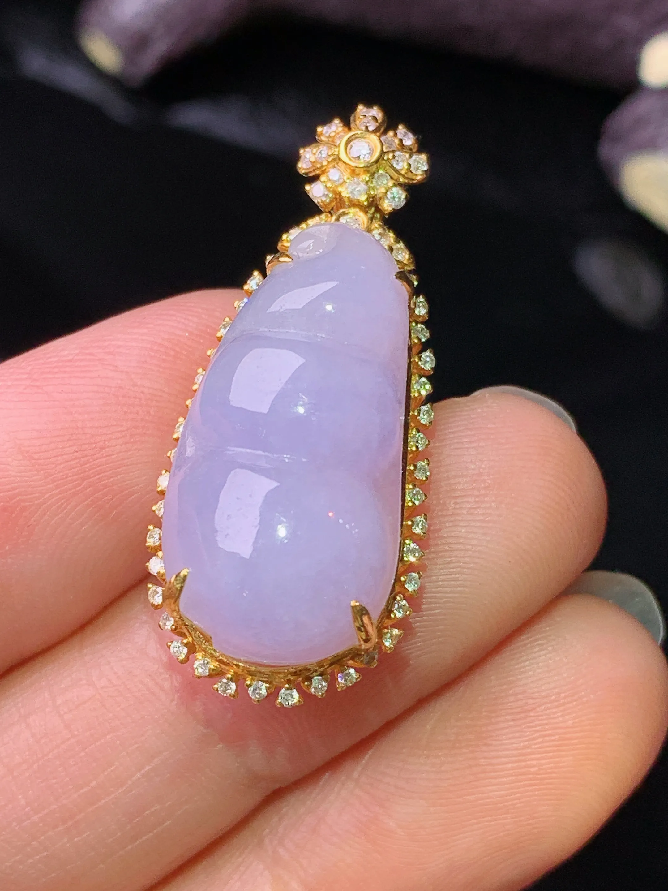 18k金钻镶嵌淡紫罗兰四季豆吊坠 玉质细腻 色泽清新艳丽 整体尺寸32.2*13.7*9.8