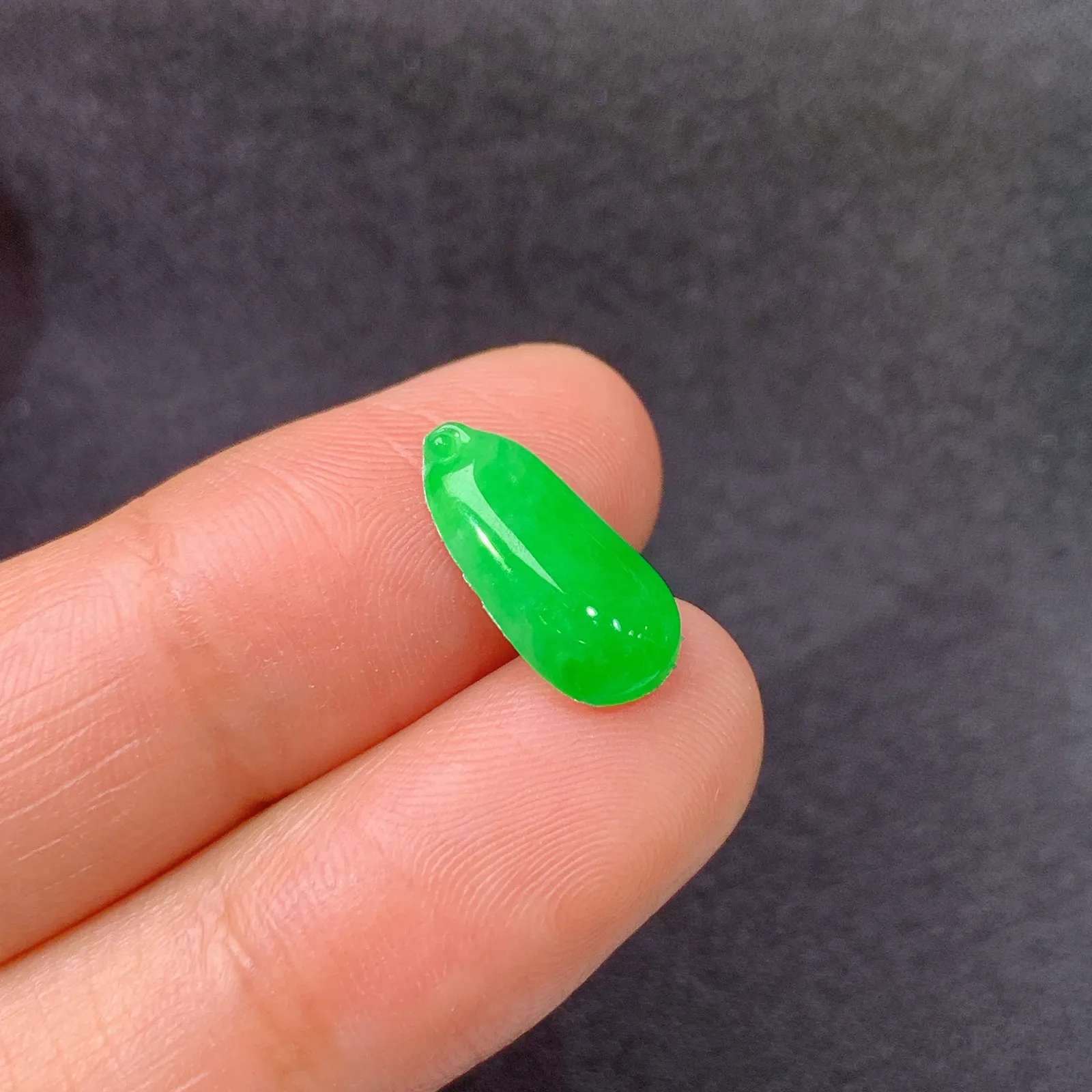 阳绿福瓜，镶嵌佳品，冰润色阳，种水足， 尺寸13.8*6.5*2.5