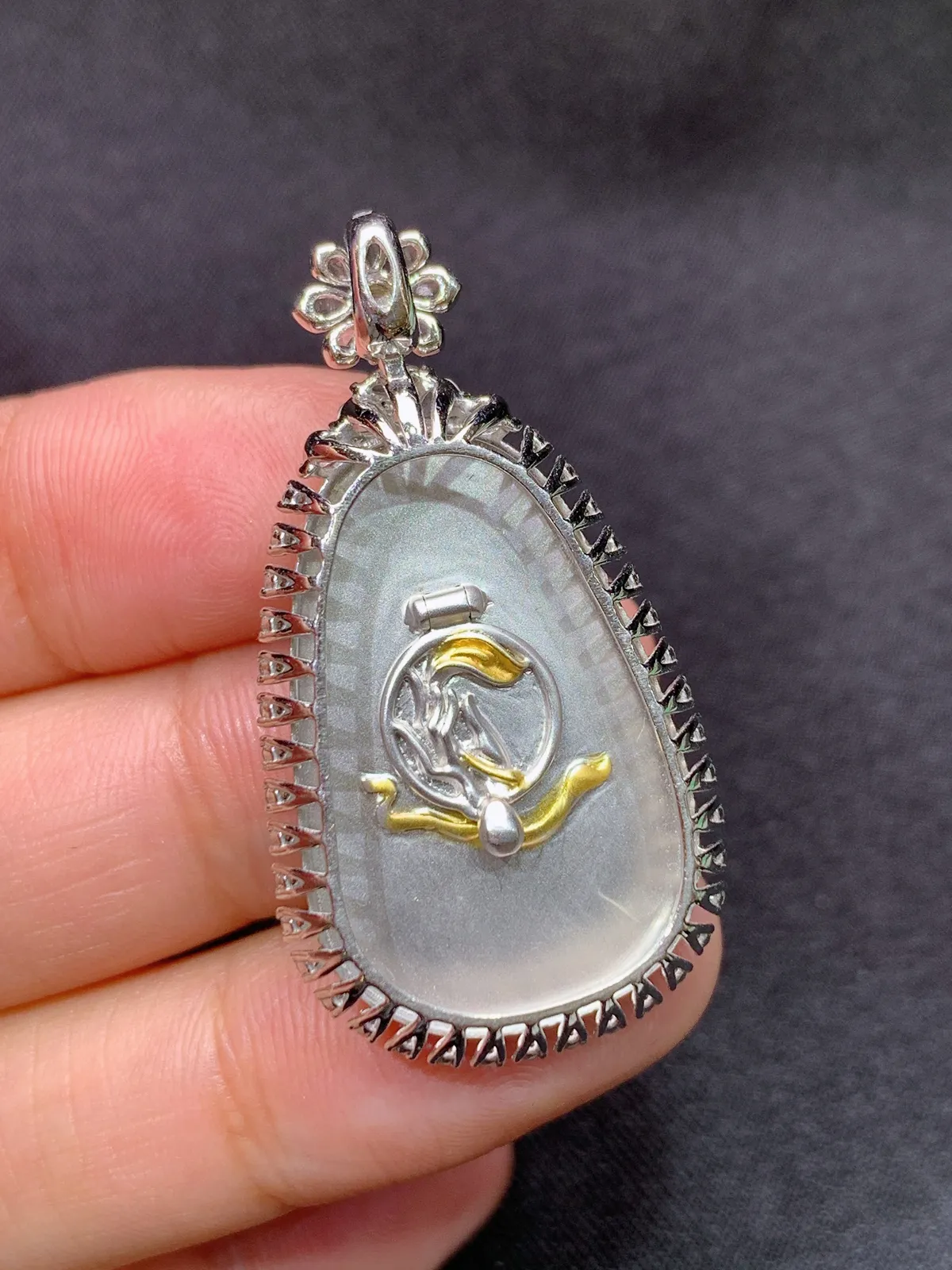 阳绿如意吊坠，18k金镶嵌，冰润色阳，玉质细腻，种水足，Xin 尺寸39.3*21.1*7.6