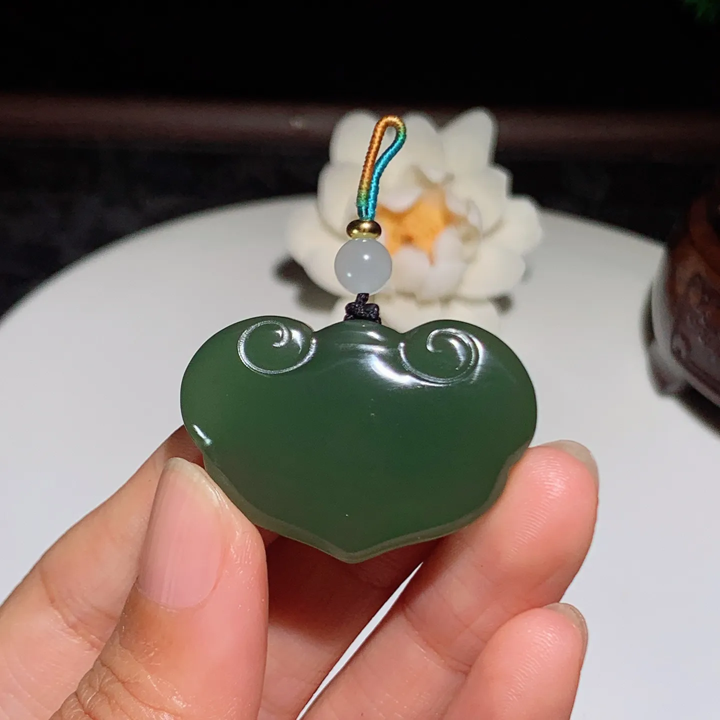 和田玉湖水绿平安如意锁挂件 尺寸27/37/10重16.3克，玉质细腻油润 底色纯净 脂粉好，品质好！lt251223