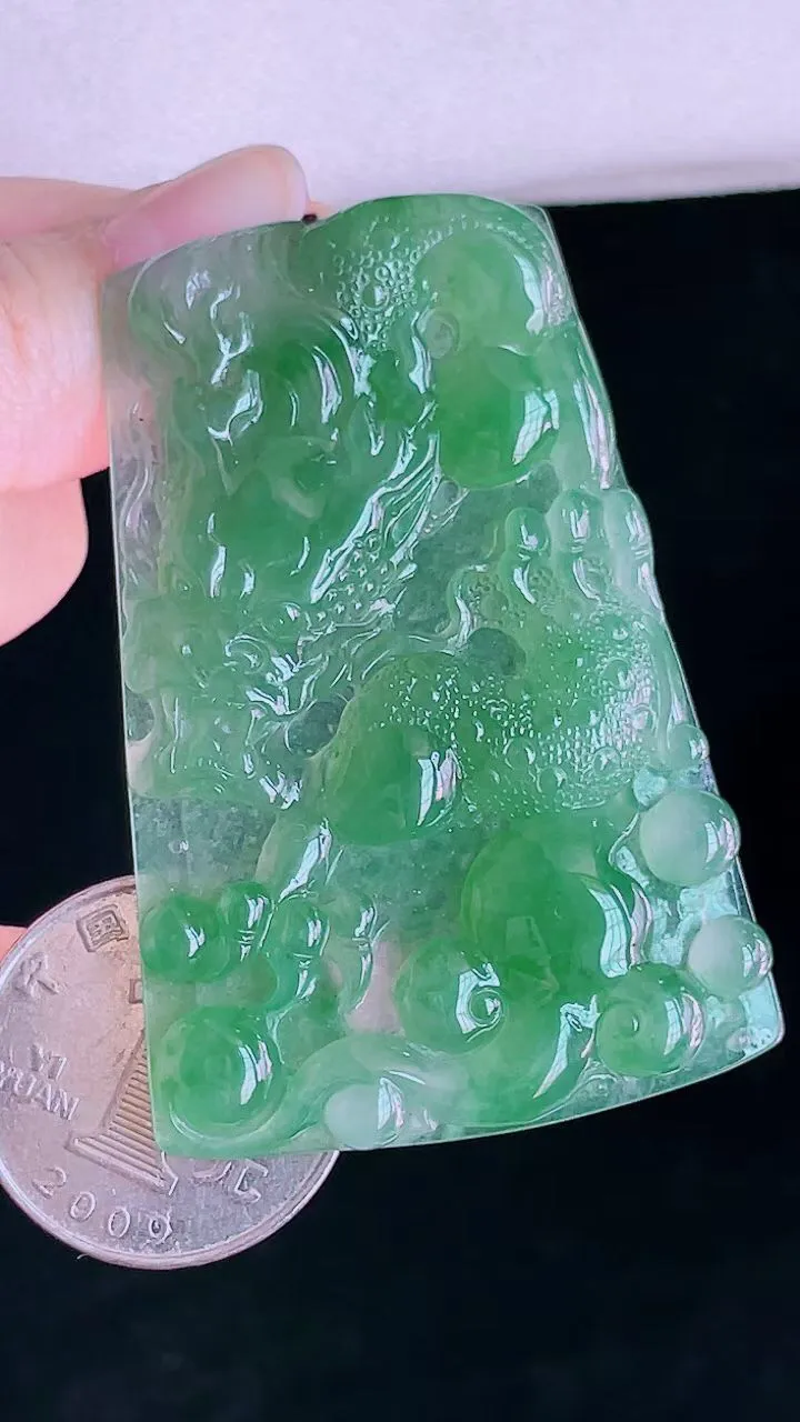 【翡翠名称】老坑种冰晴绿大龙牌翡翠挂件
【翡翠尺寸】60.8/40.6/5.5mm
【翡翠描述】宝贝种老水足，玉质细腻，色泽靓丽，性价比高，佩戴效果好！
【其它赠送】权威证书/精美挂绳盒子/支持全国复检