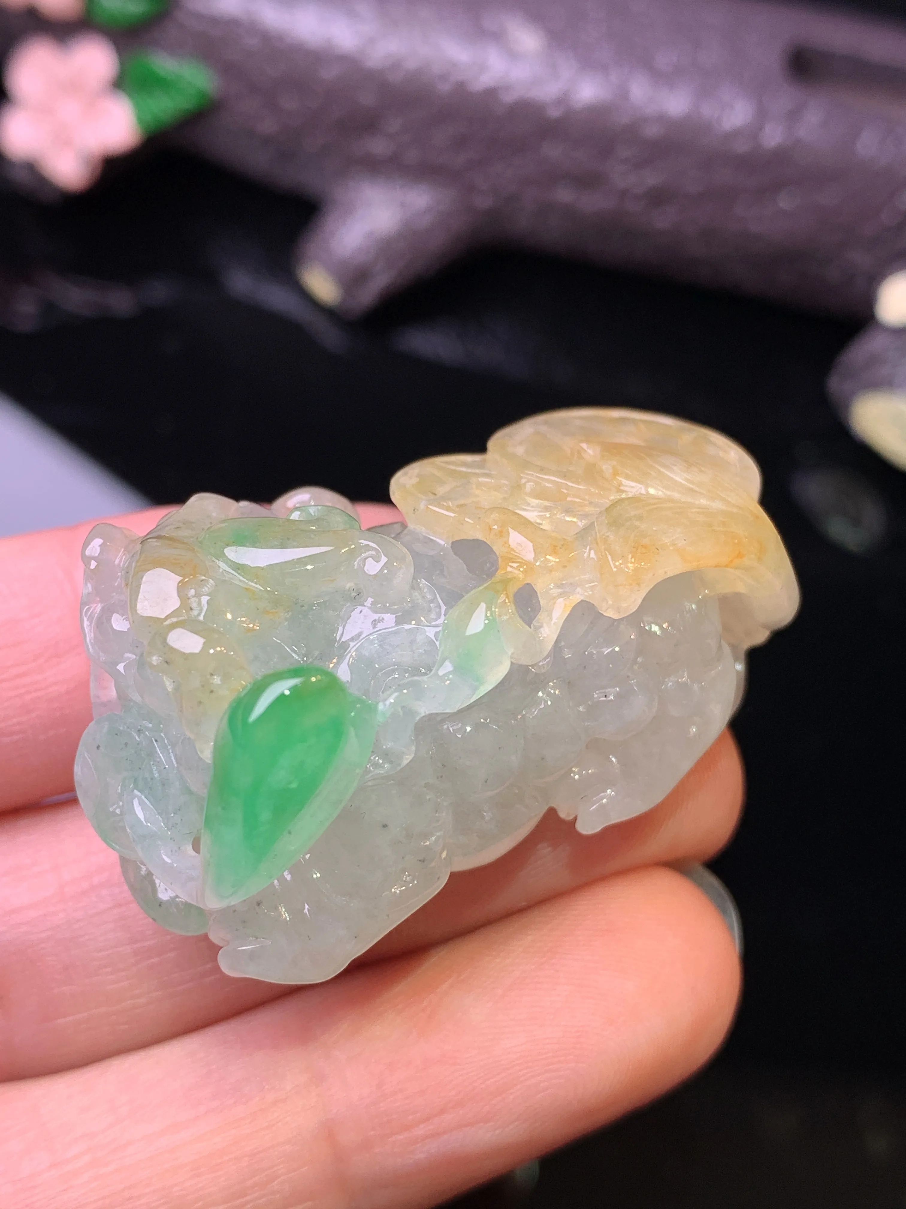 飘黄绿貔貅吊坠 玉质细腻 色泽清新艳丽 整体尺寸38.8*20.3*19.2