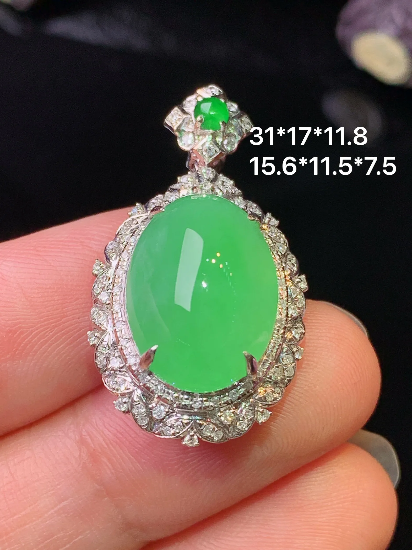 18k金钻镶嵌翠绿蛋面吊坠 玉质细腻 色泽清新艳丽 整体尺寸31*17*11.8