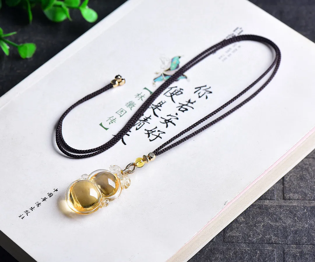 天然巴西黄水晶葫芦毛衣链晶莹剔透，雕工精美，造型饱满圆润，葫芦寓意福寿双至规格：35.7，23，13.4mm，总：13.6克。