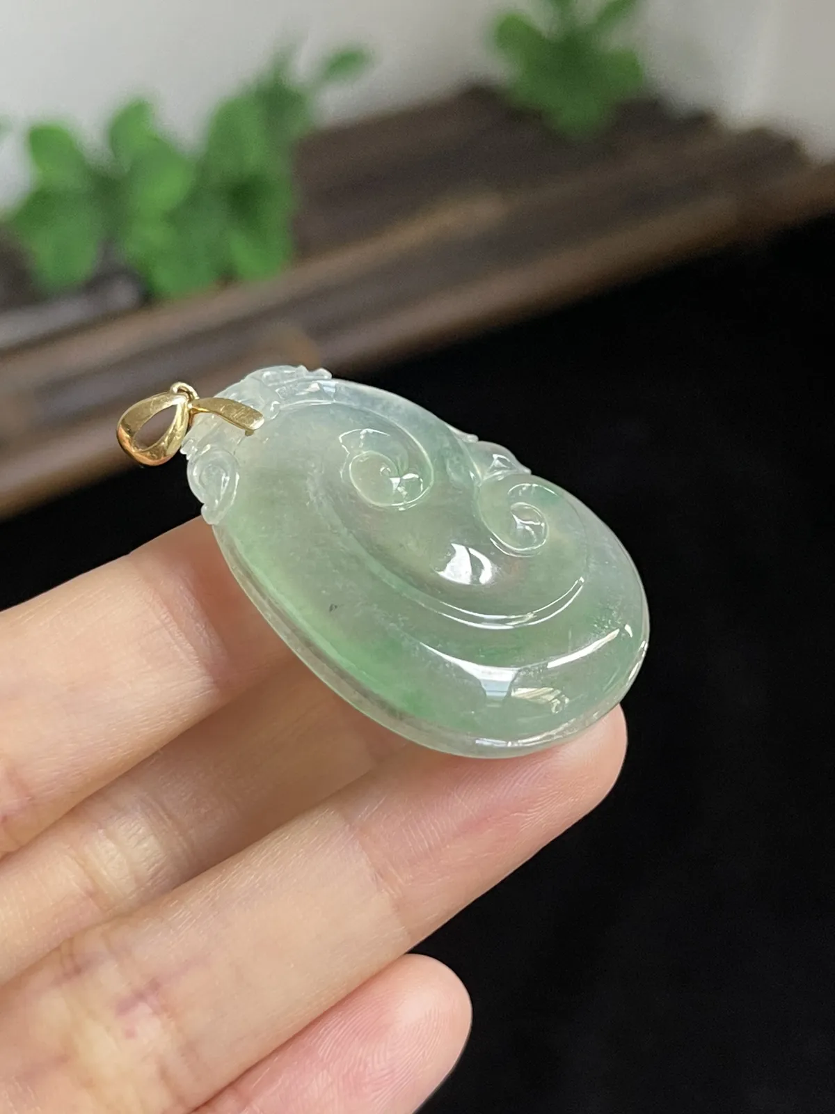 翡翠冰糯种淡绿色如意，印记：G18K