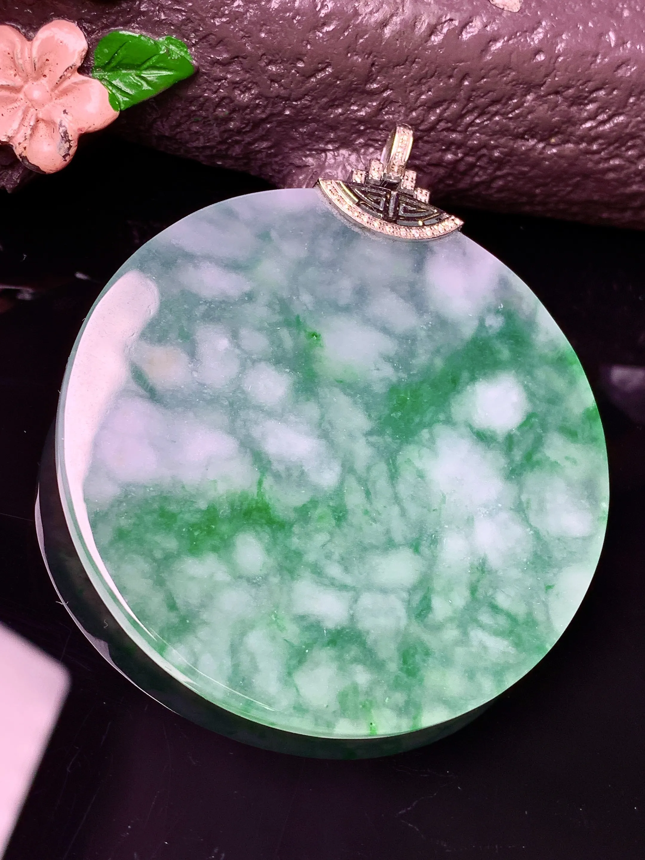 18k金镶嵌飘绿圆牌吊坠 玉质细腻 色泽清新艳丽 整体尺寸57*48.7*3.6